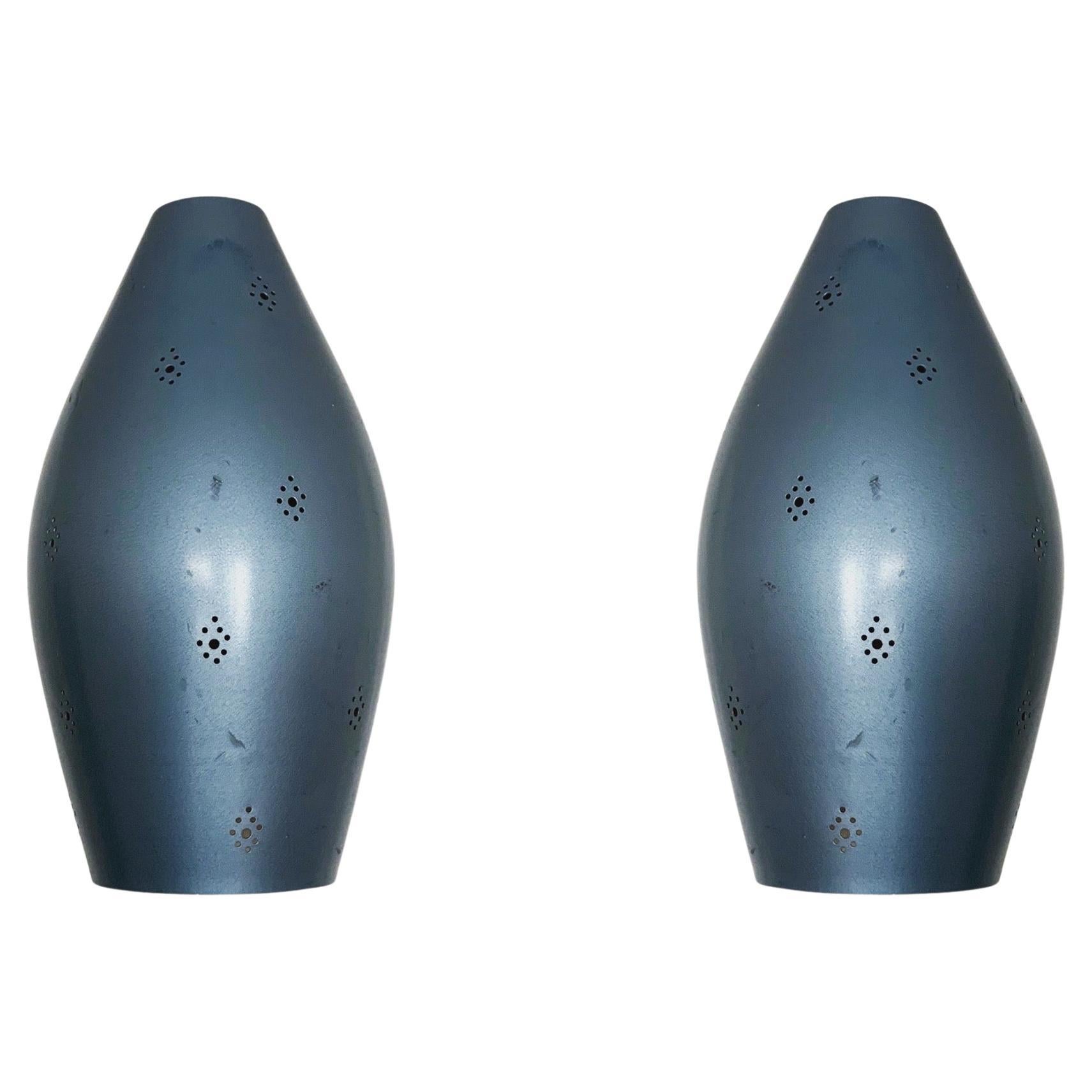 Hübsches Set aus 2 gelochten blauen Pendelleuchten