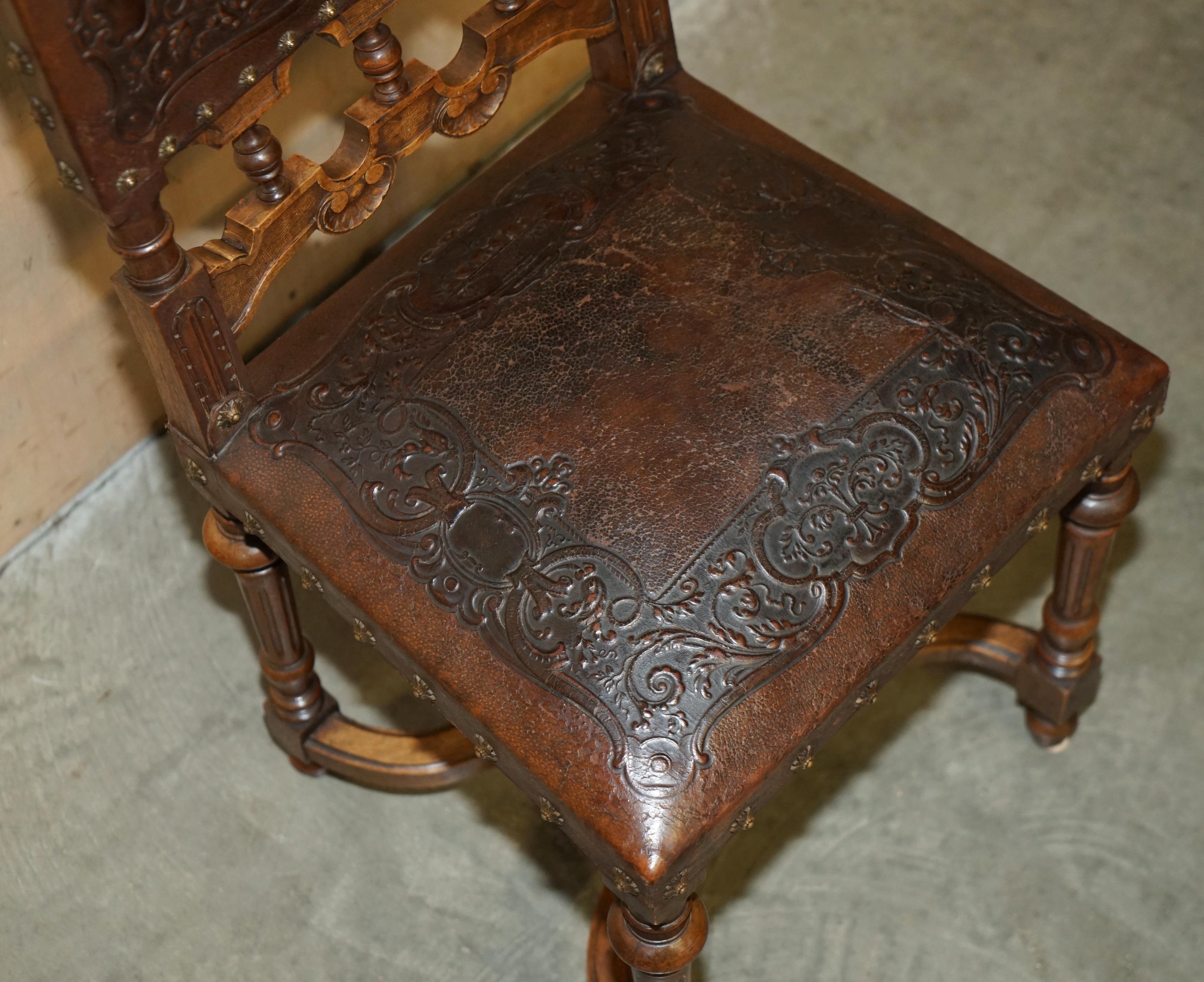 LOVELY SET OF 6 HENRY II CIRCA 1880 FRENCH OAK & EMBOSSED LEATHER DINING CHAIRs For Sale 4