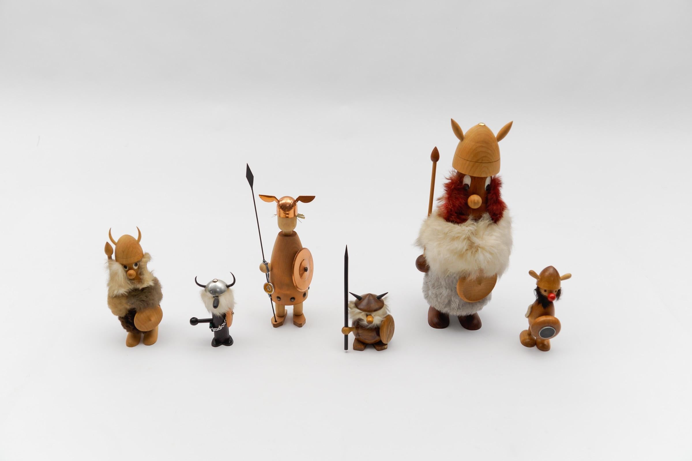 Fantastic collection of 6 different Scandinavian Vikings. 

Measures: The largest is 33.5 cm high. The others are 22 cm, 18 cm, 13.5 cm and 9 cm high.