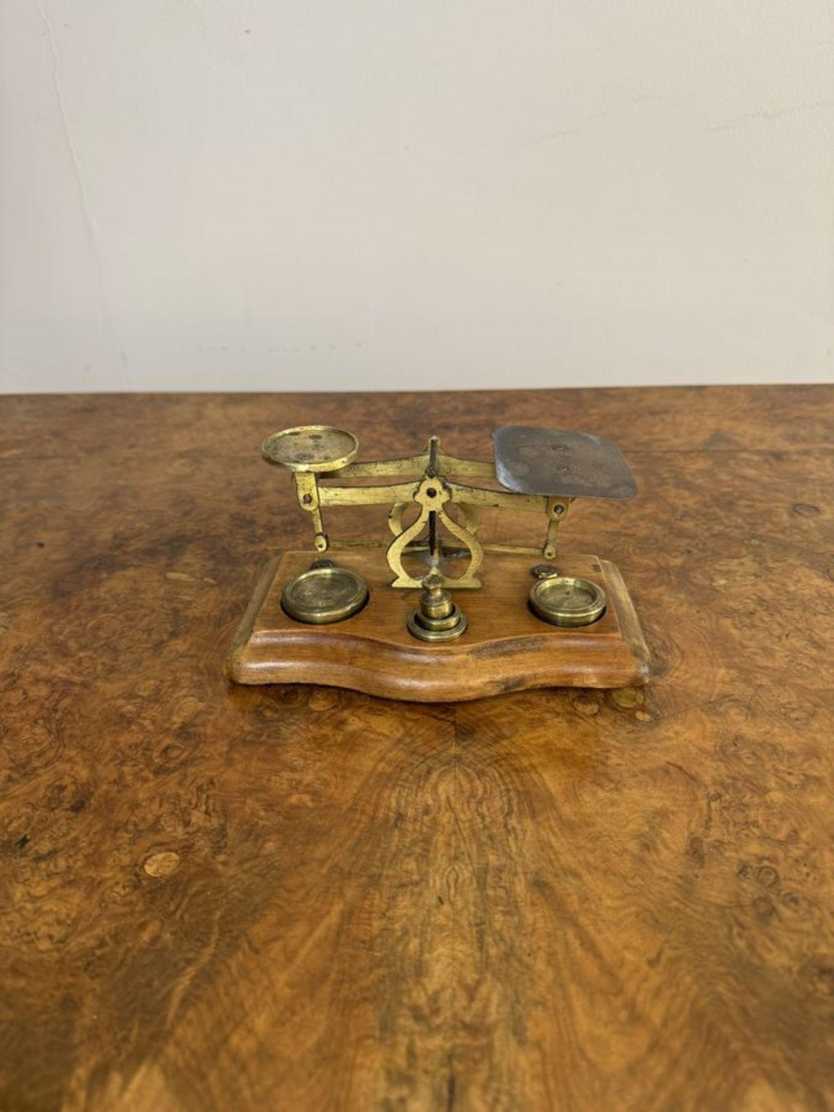 Lovely set of antique Edwardian postal scales & weights In Good Condition For Sale In Ipswich, GB