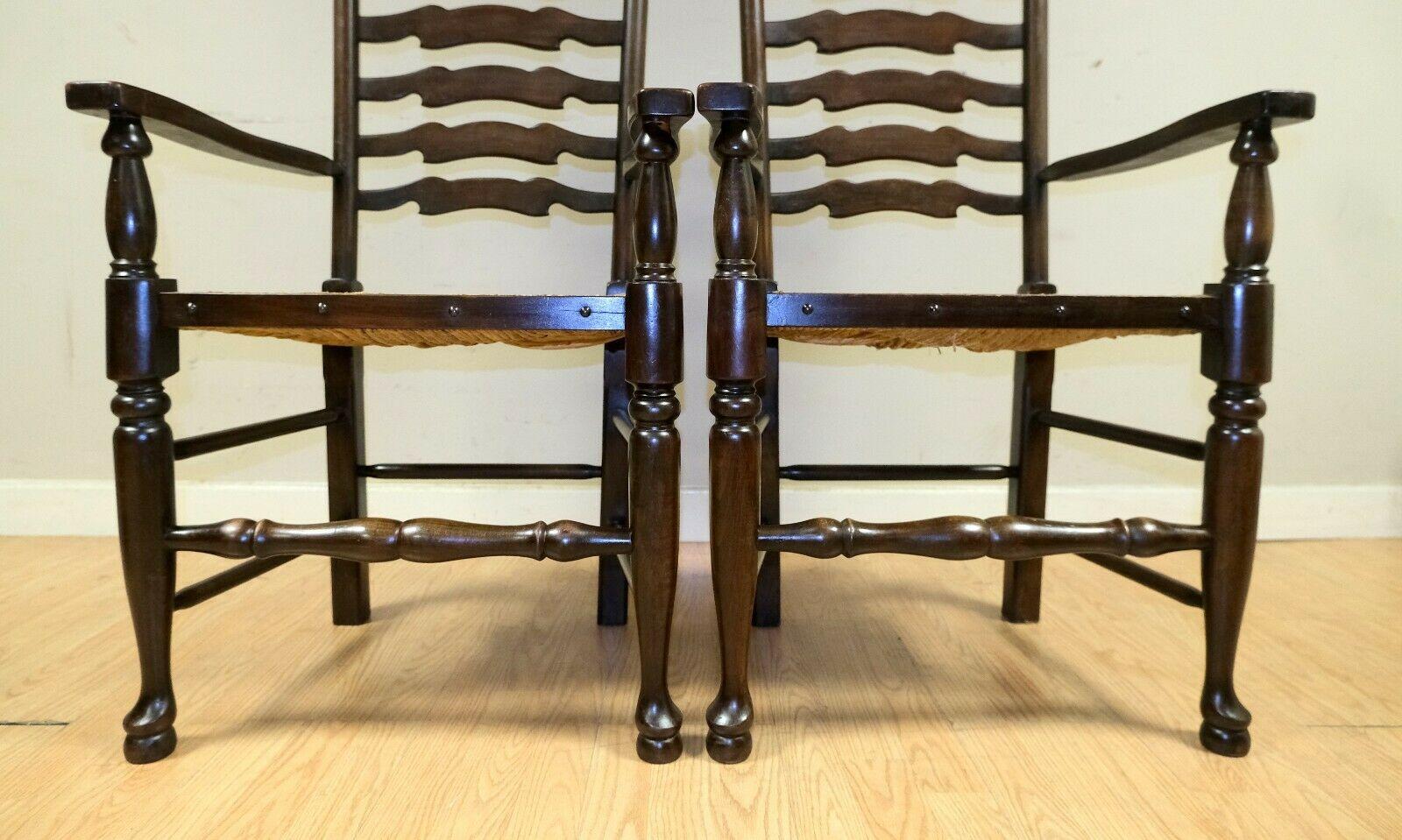 Lovely Set of Eight Elm Ladder Back Dining Chairs on Woven Rush Seat In Good Condition In West Sussex, Pulborough