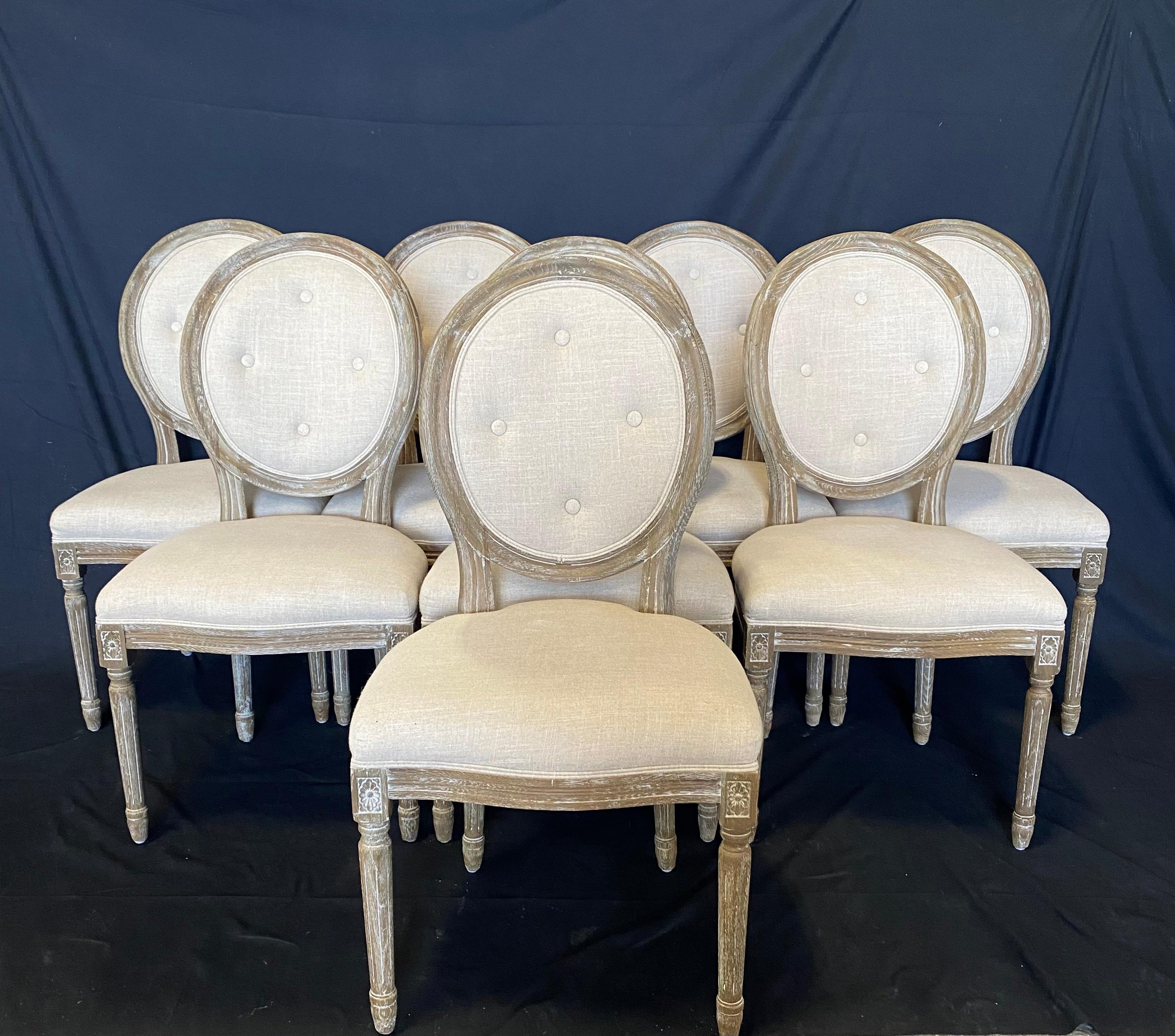 Ravissant ensemble de huit chaises de salle à manger françaises de style Louis XVI en chêne cérusé à dossier touffeté en vente 5