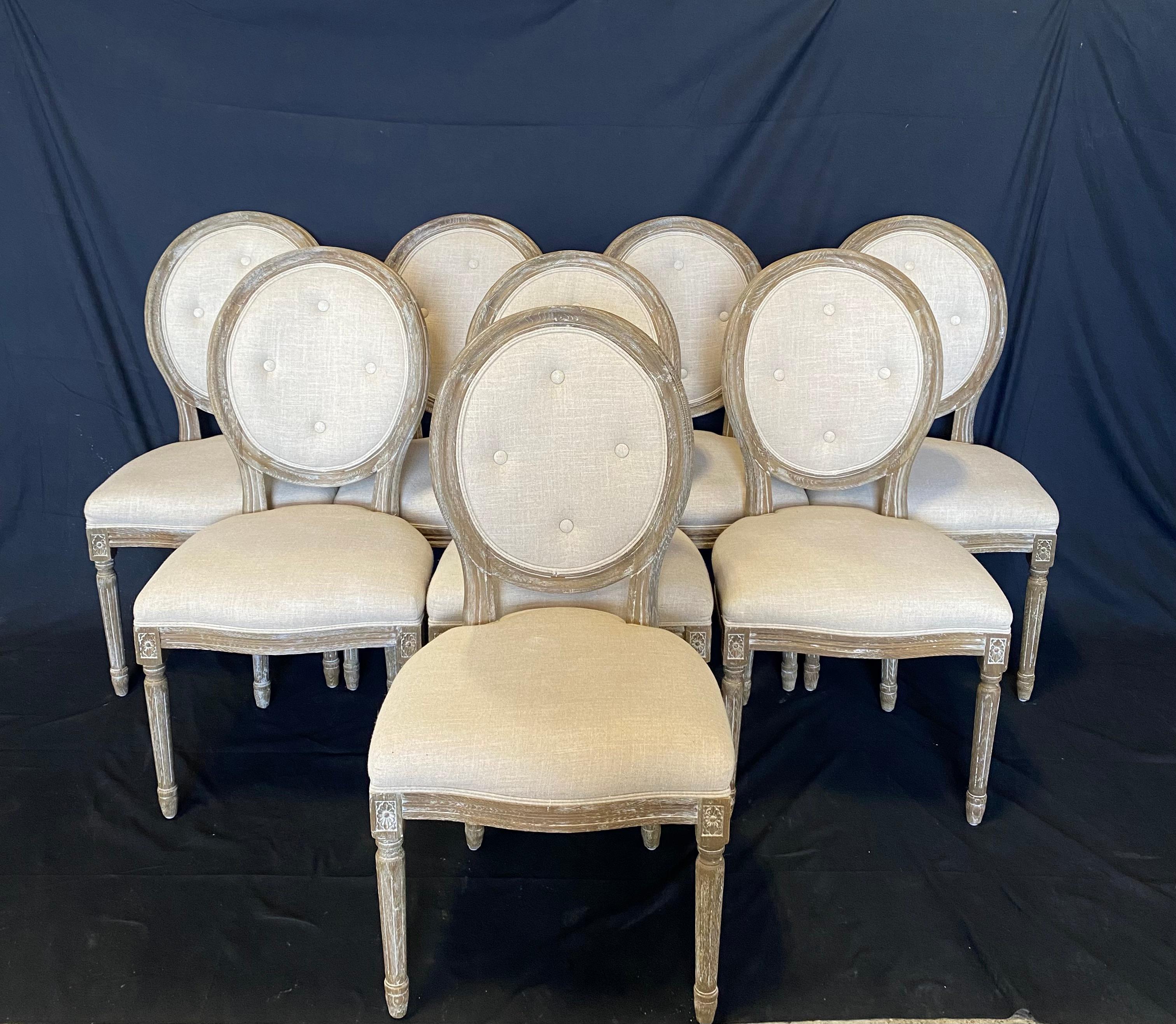 Ravissant ensemble de huit chaises de salle à manger françaises de style Louis XVI en chêne cérusé à dossier touffeté en vente 6