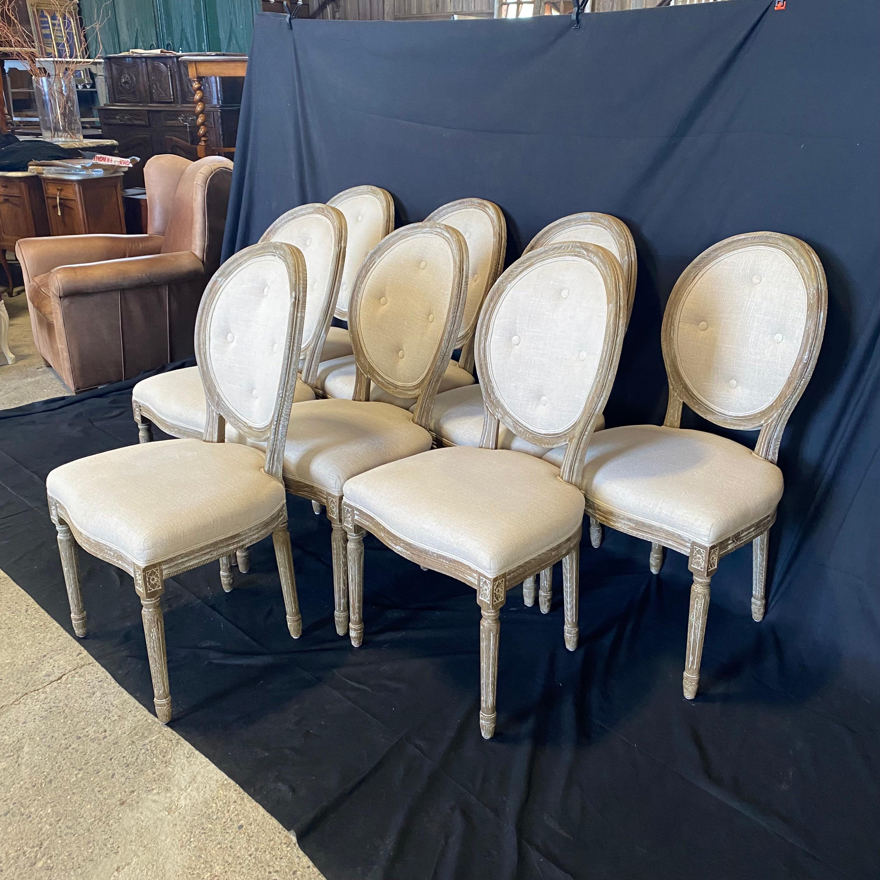 Très bel ensemble de huit chaises de salle à manger avec dossier touffeté et chêne cérusé dans le style classique de Louis XVI.  En excellent état et prêt à ajouter de l'élégance à votre salle à manger !
#5317