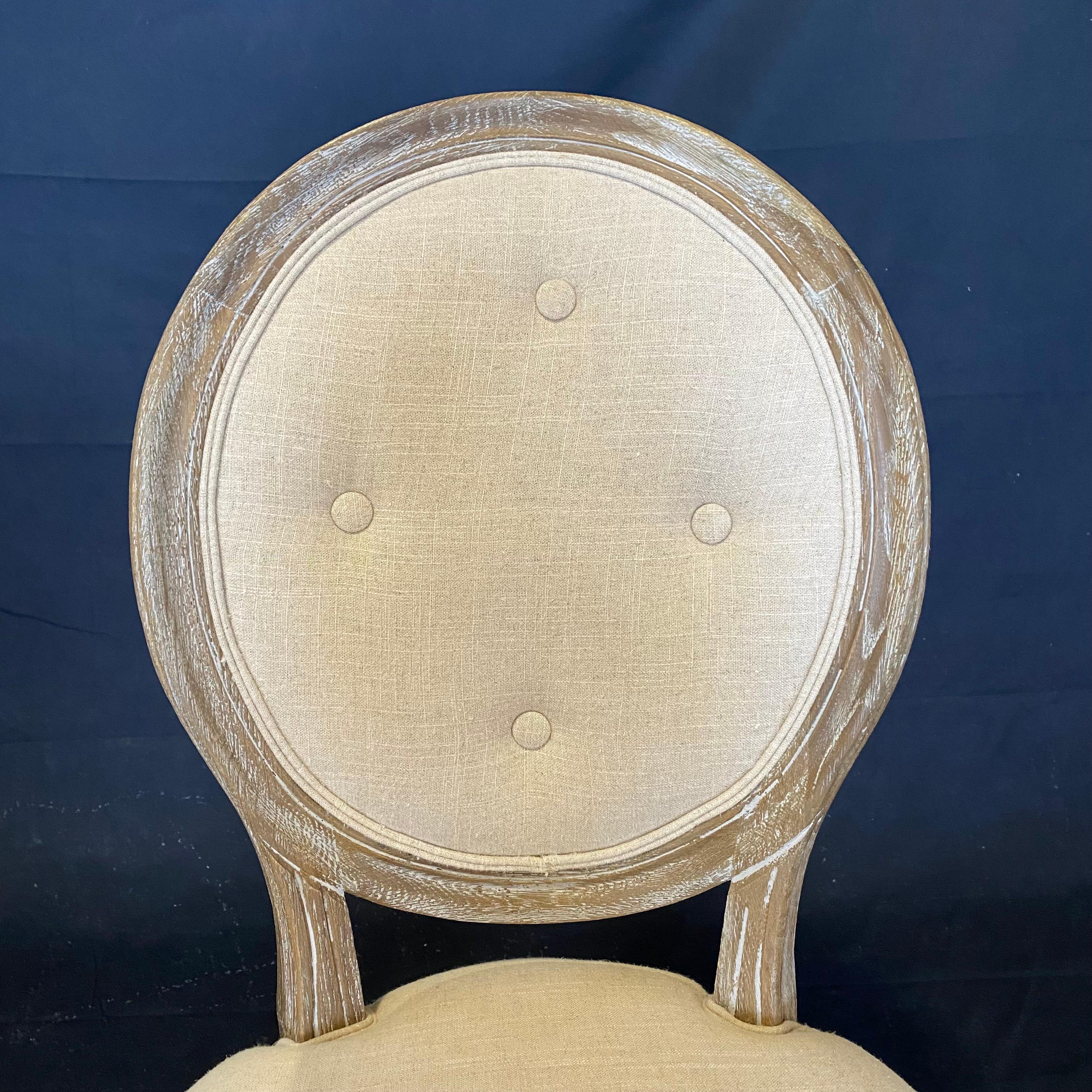 Ravissant ensemble de huit chaises de salle à manger françaises de style Louis XVI en chêne cérusé à dossier touffeté Bon état - En vente à Hopewell, NJ