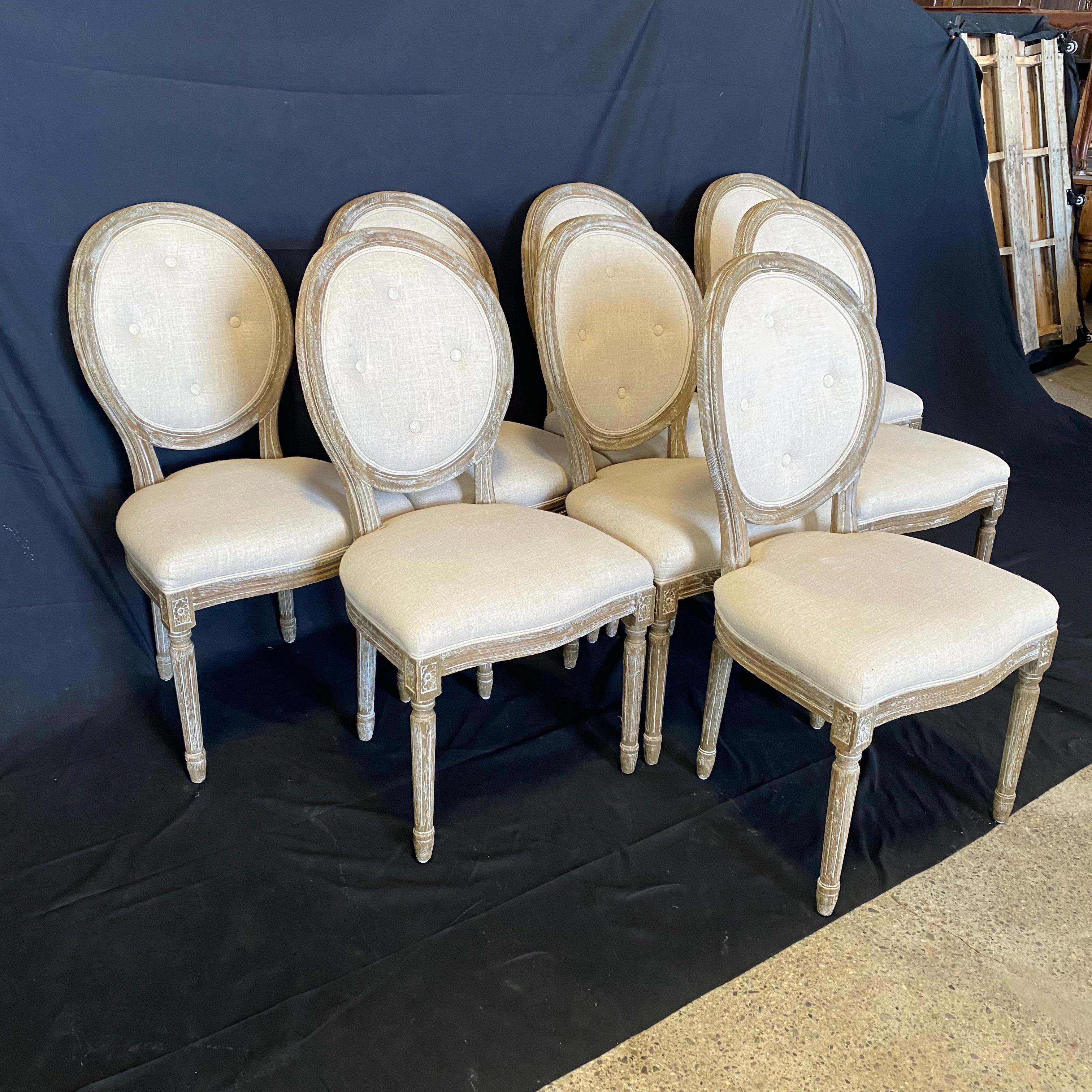 Fin du 20e siècle Ravissant ensemble de huit chaises de salle à manger françaises de style Louis XVI en chêne cérusé à dossier touffeté en vente