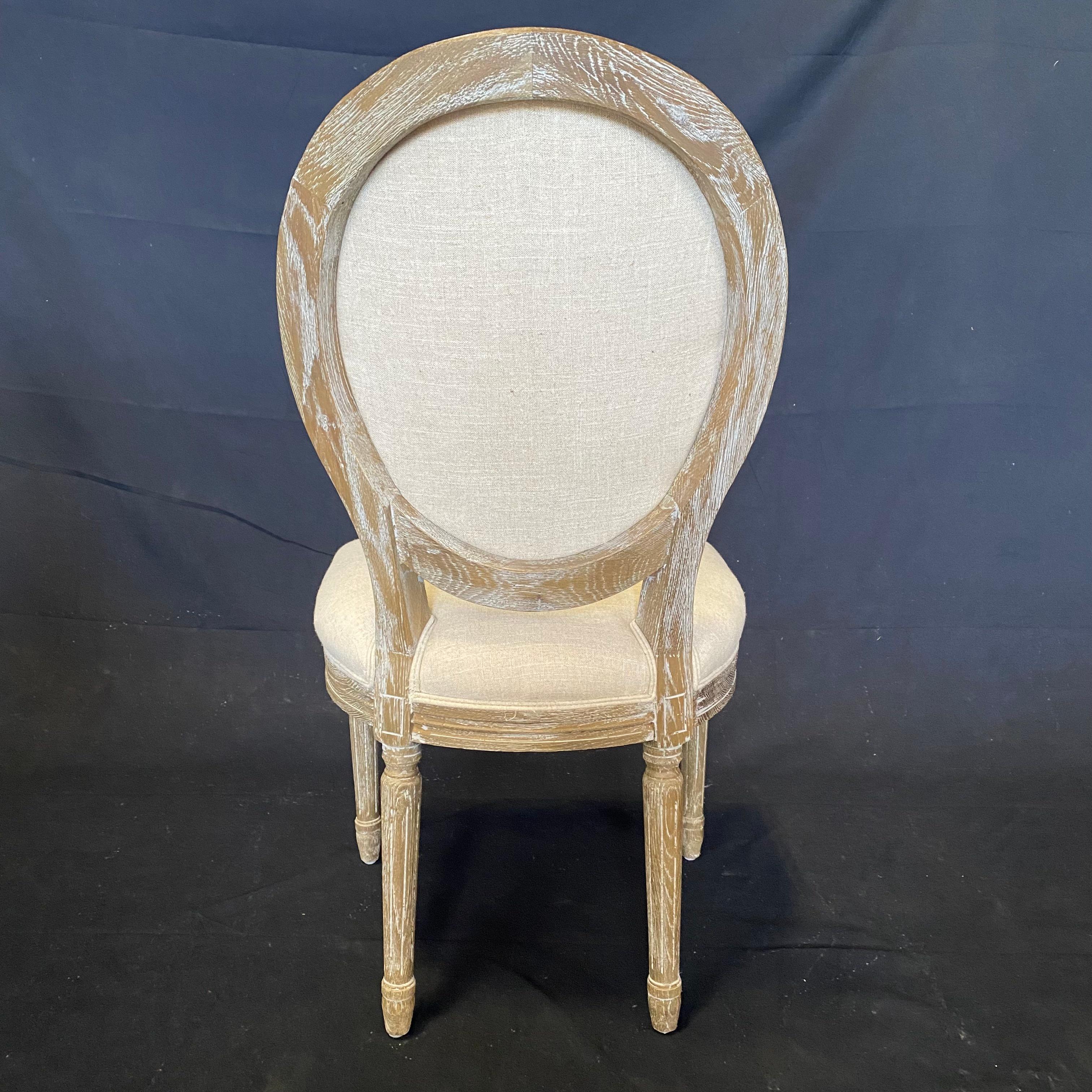 Tissu d'ameublement Ravissant ensemble de huit chaises de salle à manger françaises de style Louis XVI en chêne cérusé à dossier touffeté en vente