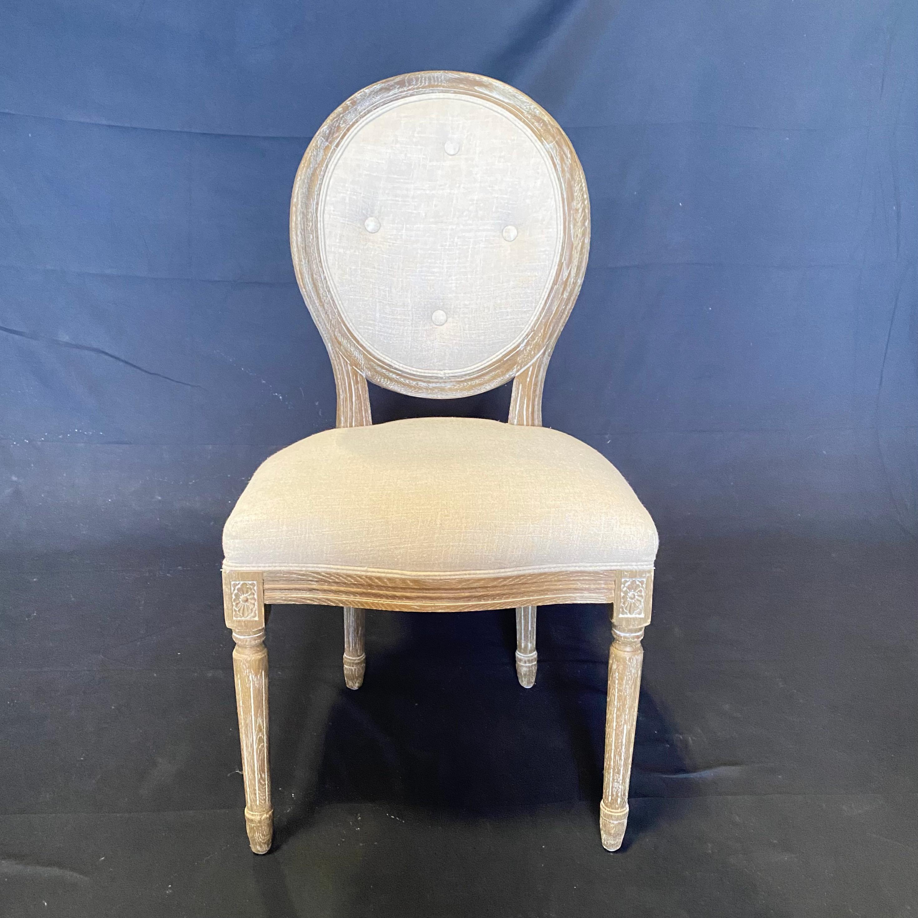 Ravissant ensemble de huit chaises de salle à manger françaises de style Louis XVI en chêne cérusé à dossier touffeté en vente 2