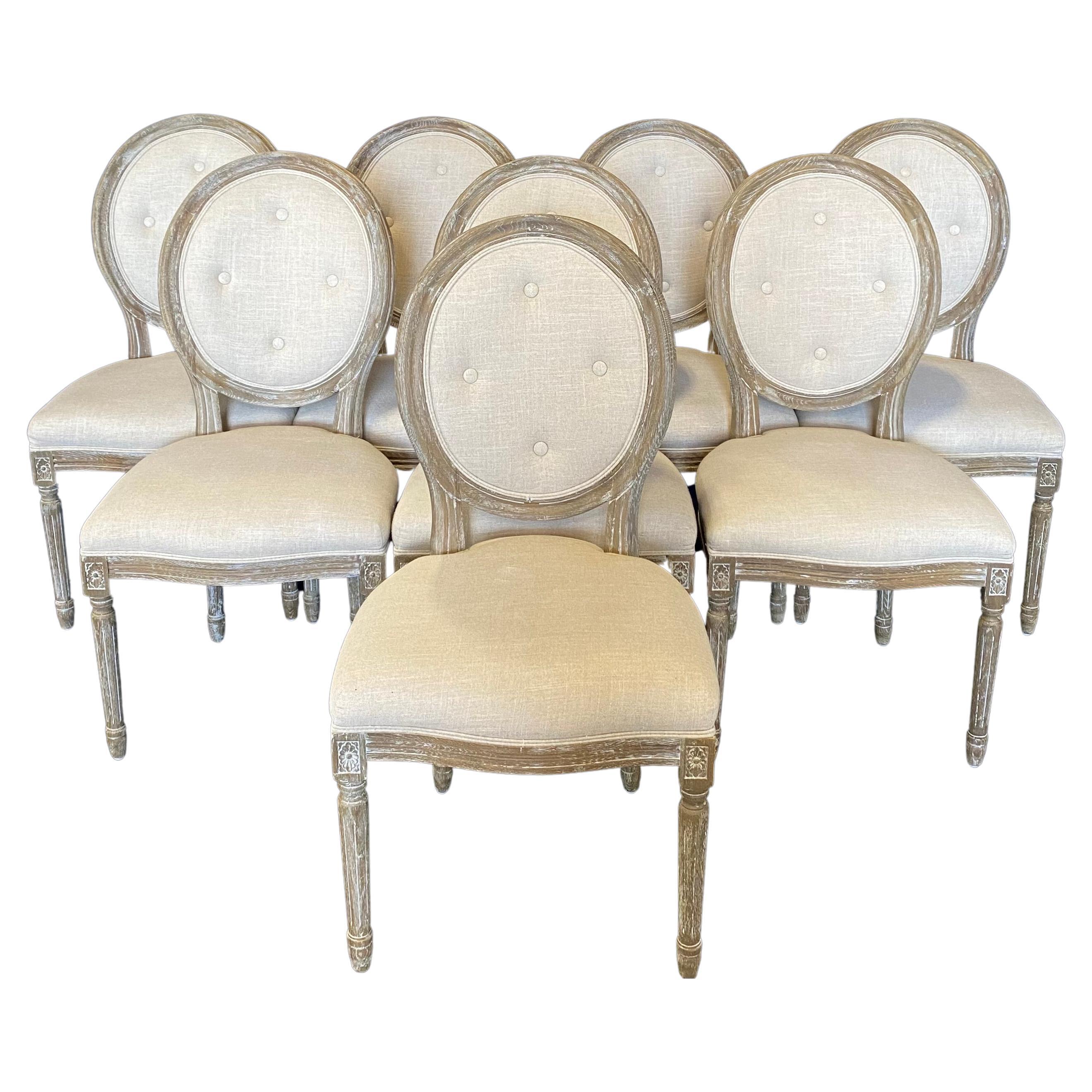 Ravissant ensemble de huit chaises de salle à manger françaises de style Louis XVI en chêne cérusé à dossier touffeté en vente