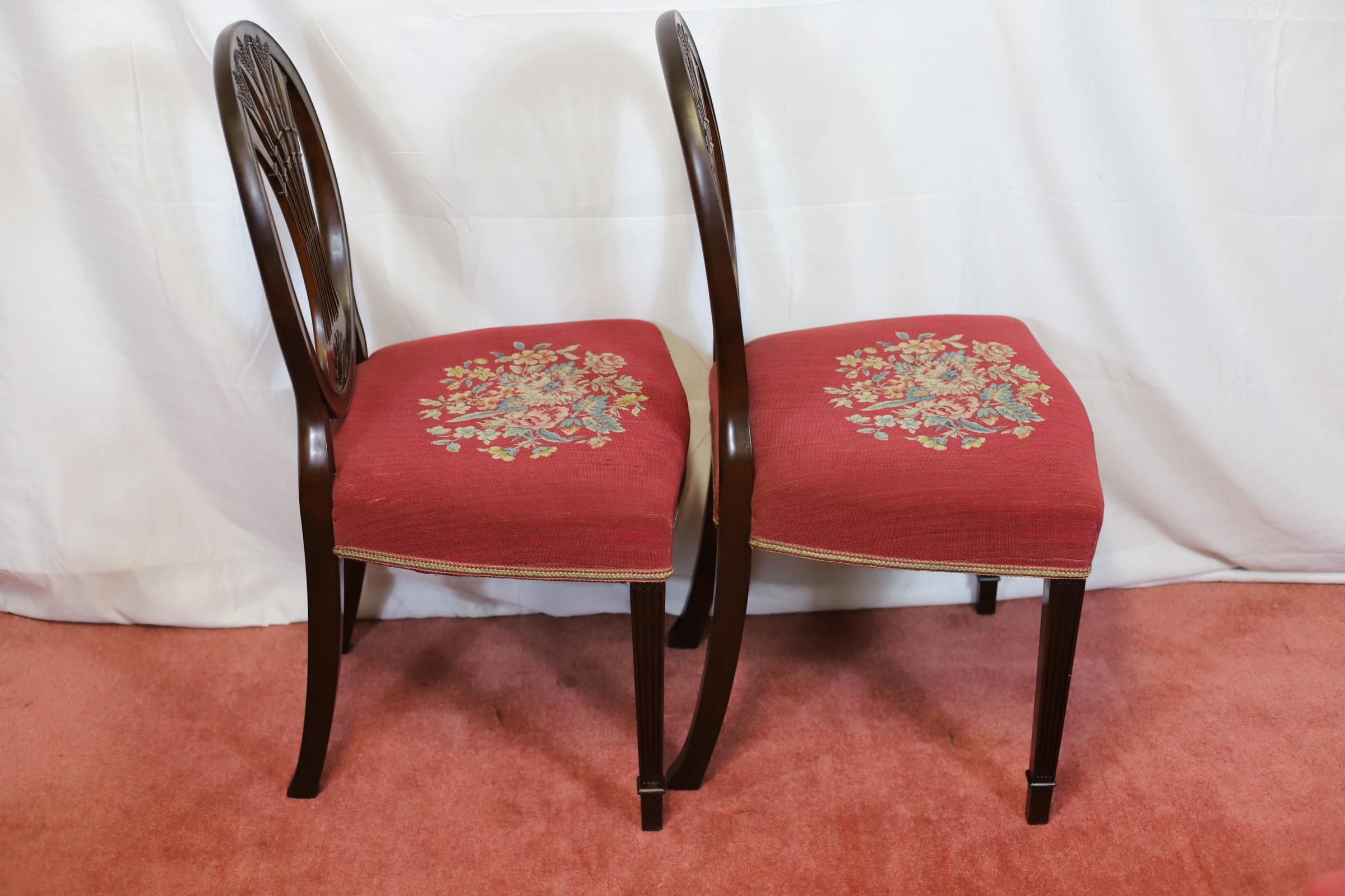 Grazioso set di otto pezzi di Oak Oak intagliati in stile vittoriano  Sedie da pranzo in stile Hepplewhite in vendita 5