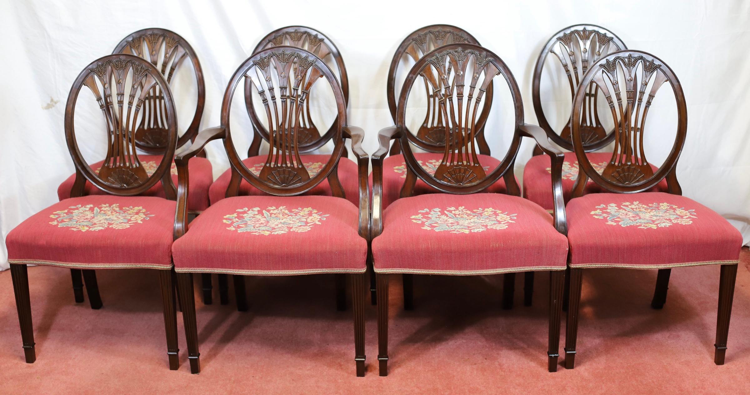 Siamo lieti di offrire in vendita questo bellissimo set di otto (6+2) sedie da pranzo in quercia intagliata in stile Hepplewhite, della fine del XIX secolo, ricoperte di ricami floreali e rossi, con lo schienale ovale traforato.
un supporto decorato