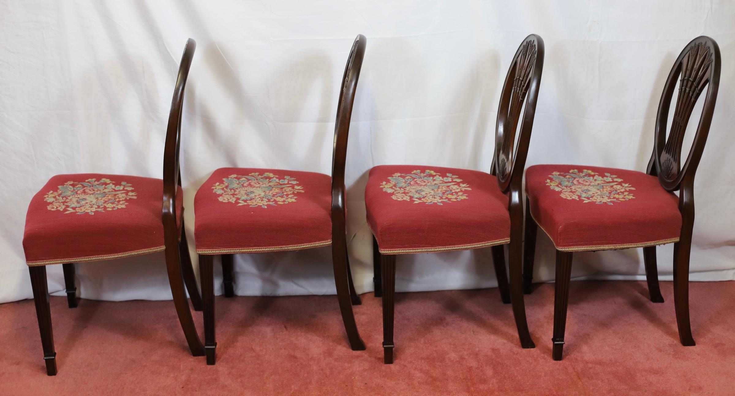 Britannico Grazioso set di otto pezzi di Oak Oak intagliati in stile vittoriano  Sedie da pranzo in stile Hepplewhite in vendita