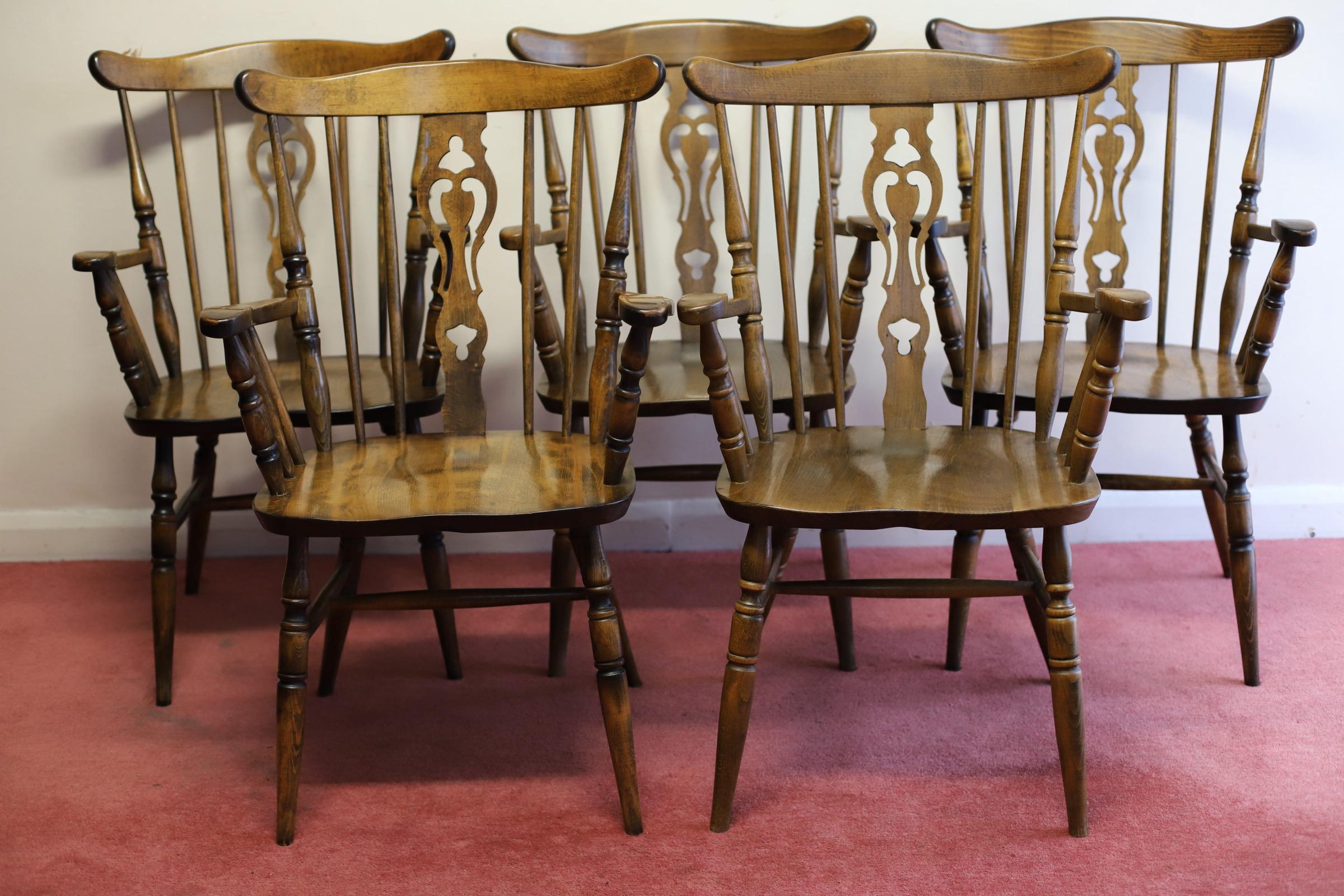 Nous avons le plaisir d'offrir à la vente ce fantastique ensemble de cinq fauteuils de ferme de style Windsor en bon état. 
N'hésitez pas à me contacter si vous avez des questions.
Veuillez regarder les photos de plus près car elles font partie de