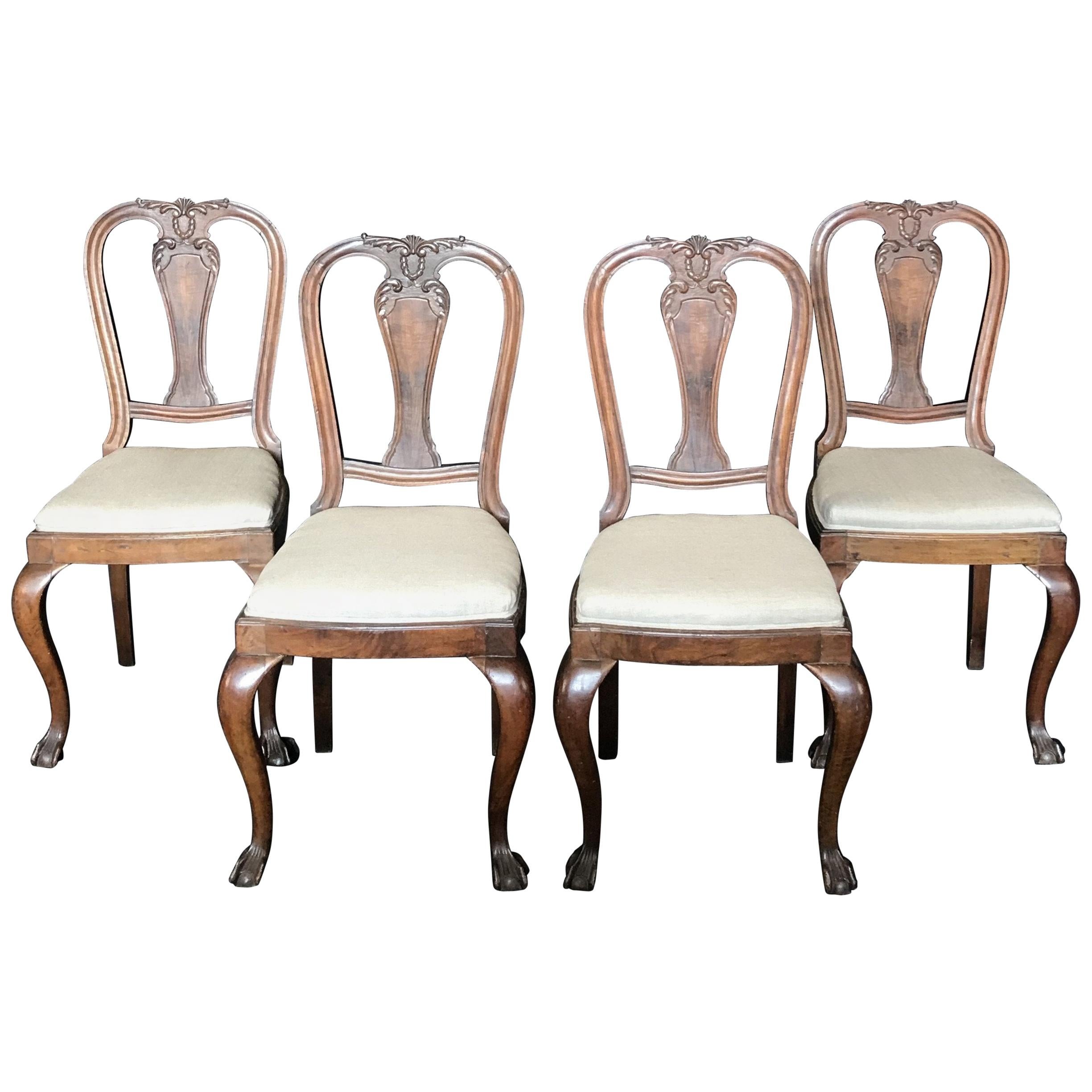 Ravissant ensemble de quatre chaises de salle à manger anglaises d'appoint en noyer sculpté en vente