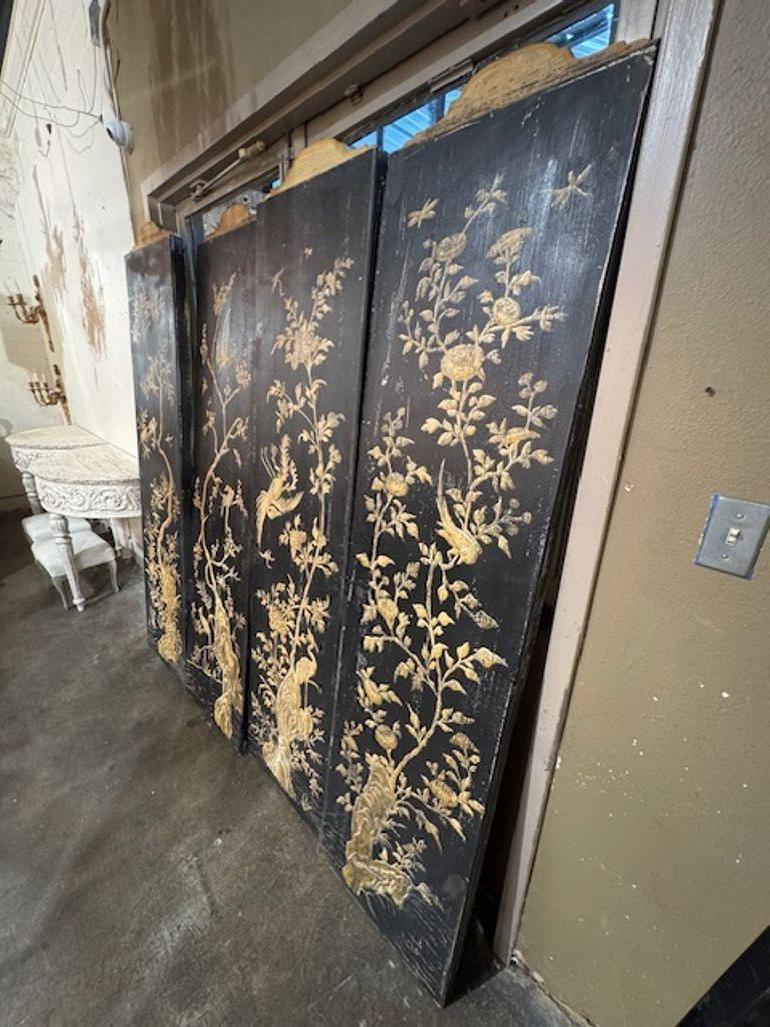 Ce charmant ensemble de quatre panneaux peints �à la main de style Chinoiserie est un ajout magnifique à toute collection d'art. Chaque panneau présente des détails et des motifs complexes, mettant en valeur l'art et le savoir-faire des techniques de