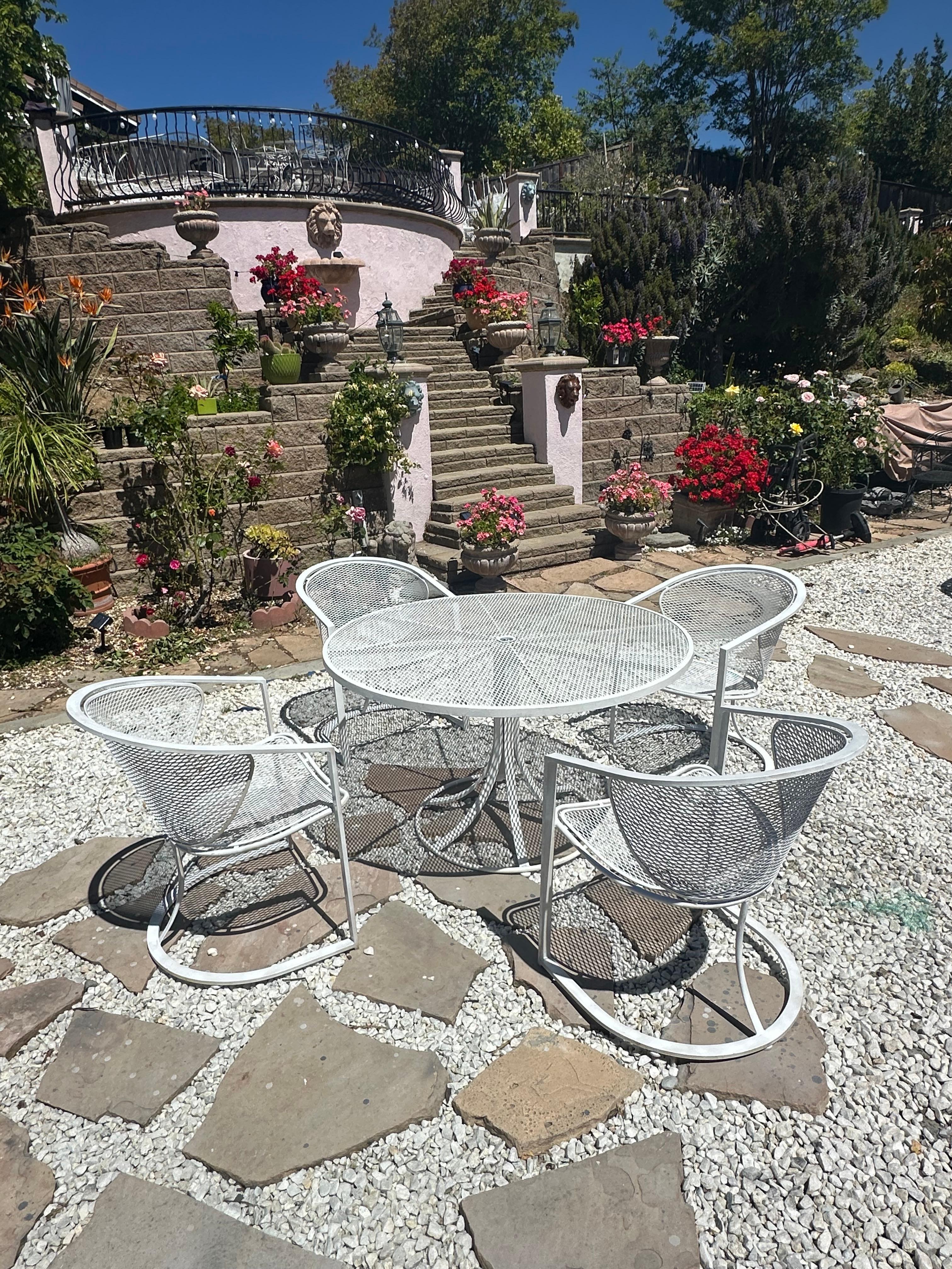 A very rare patio set by Russell
Woodard
Designed by Maurizio Tempestini
Iconic Tempestini for Salterini radar armchairs and 48