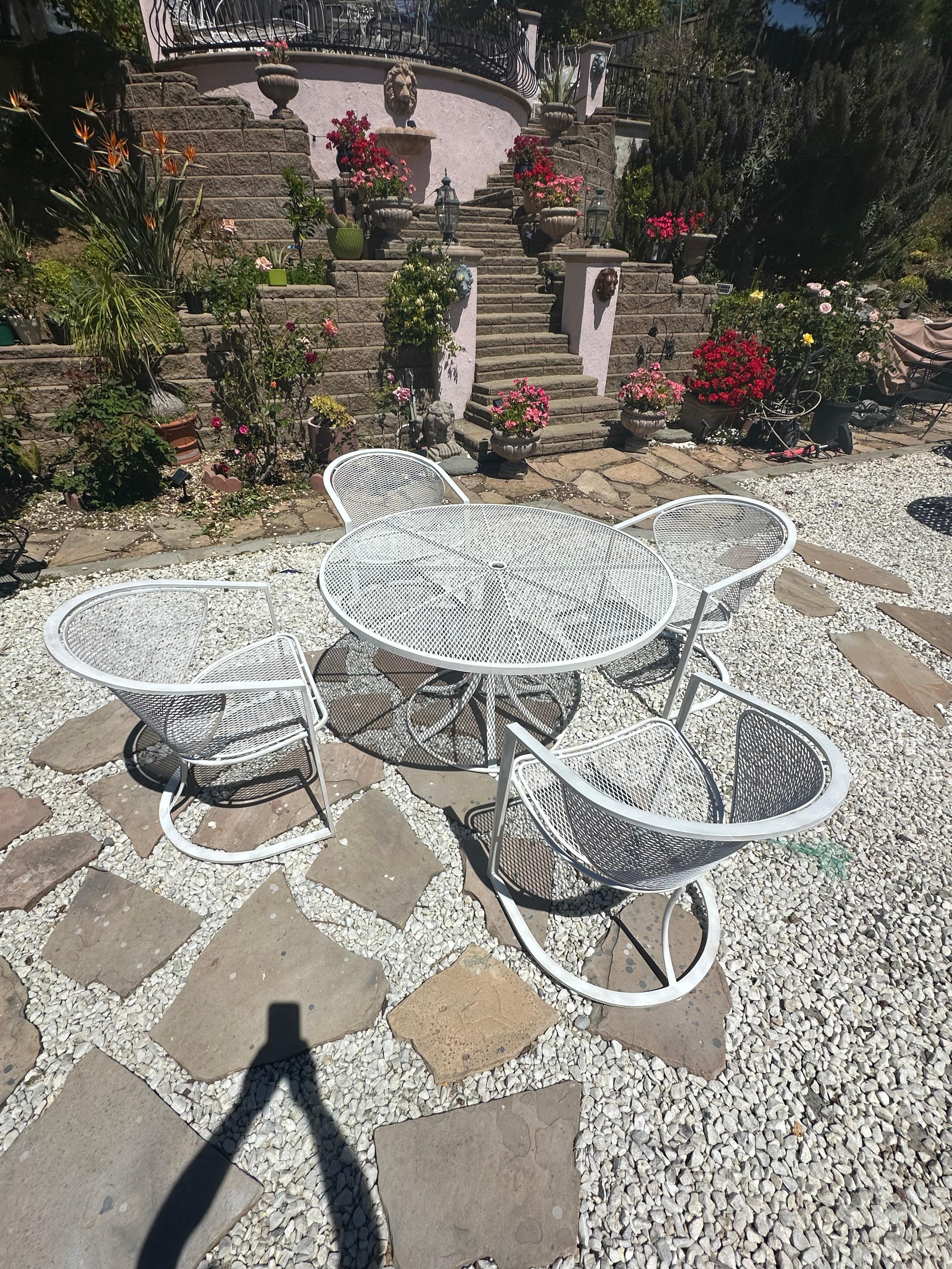 American Classical Lovely set of Maurizio Tempestini for Salterini Circular Radar Saucer Patio set For Sale