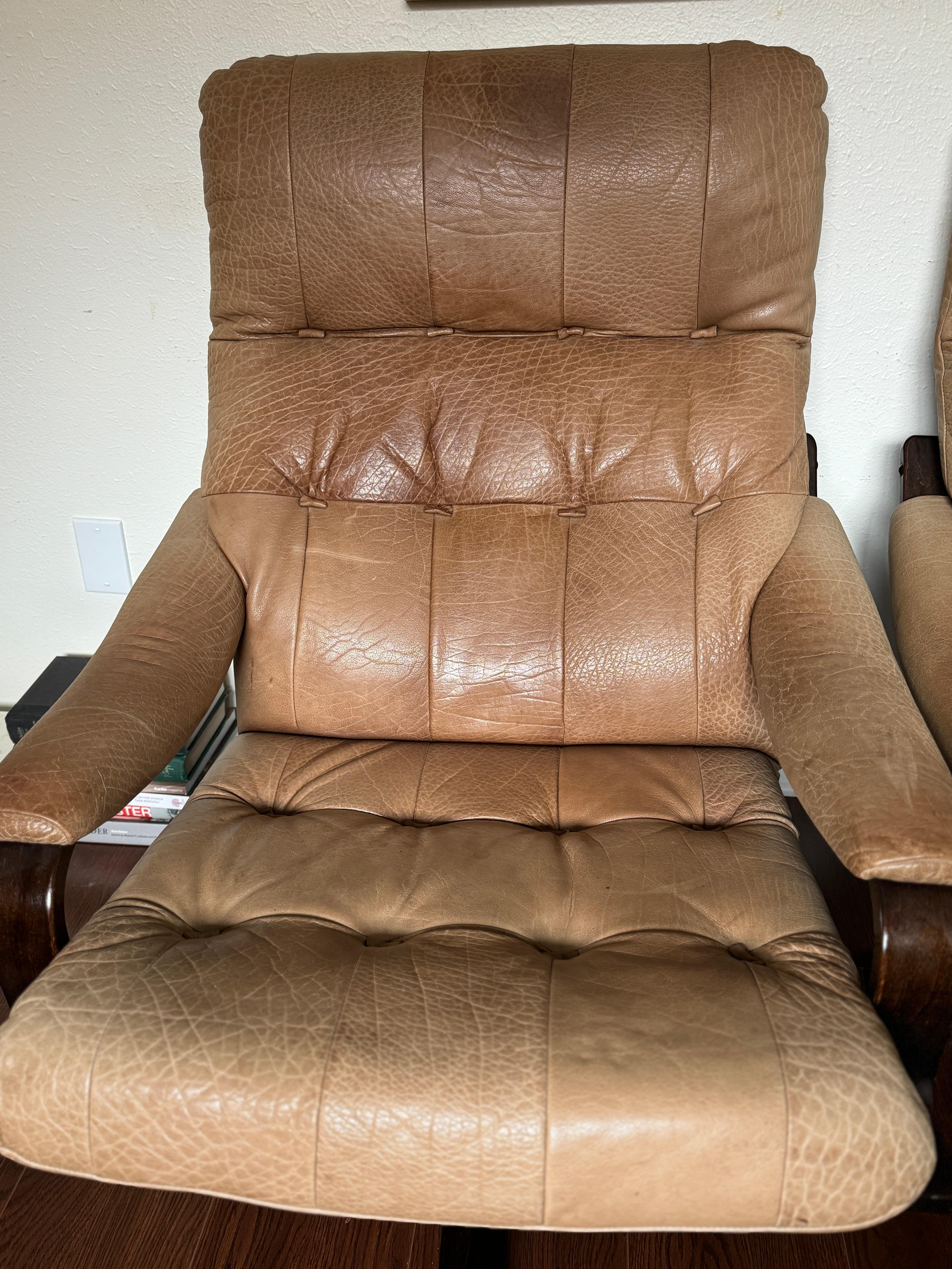 Lovely set of tan leather bentwood lounge chairs, circa 1970s. 5