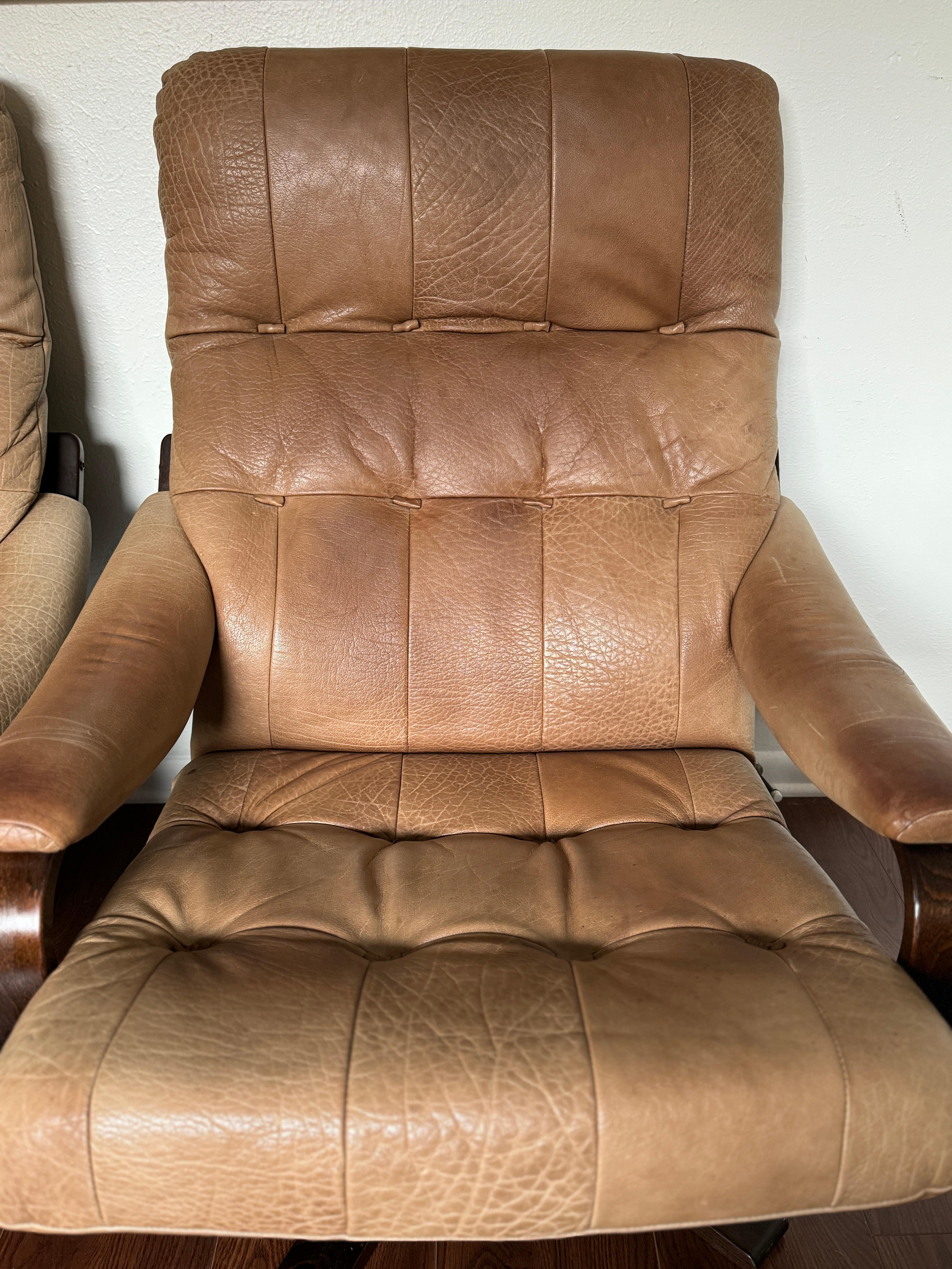 Lovely set of tan leather bentwood lounge chairs, circa 1970s. 6