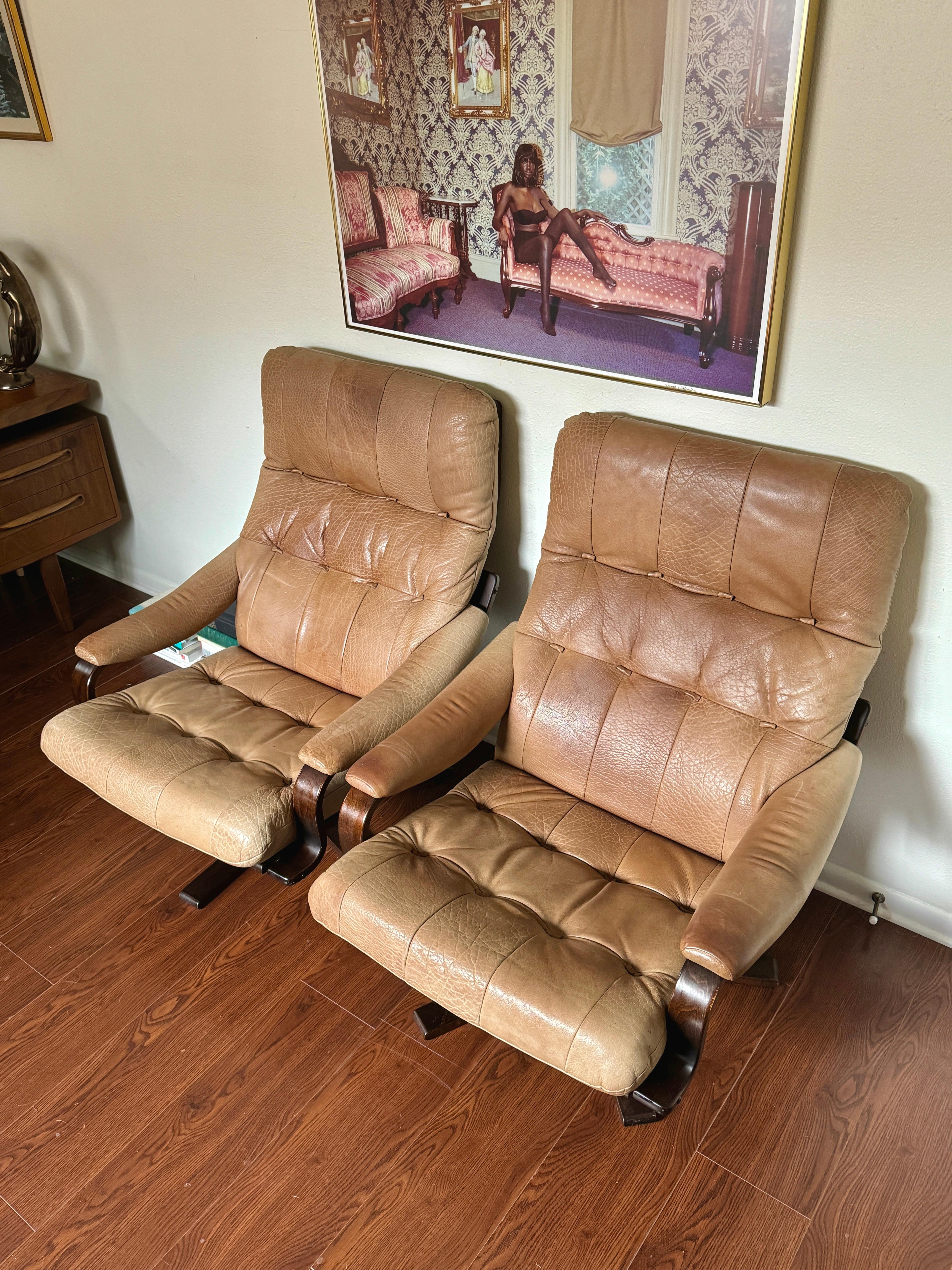 Lovely set of tan leather bentwood lounge chairs, circa 1970s. 8