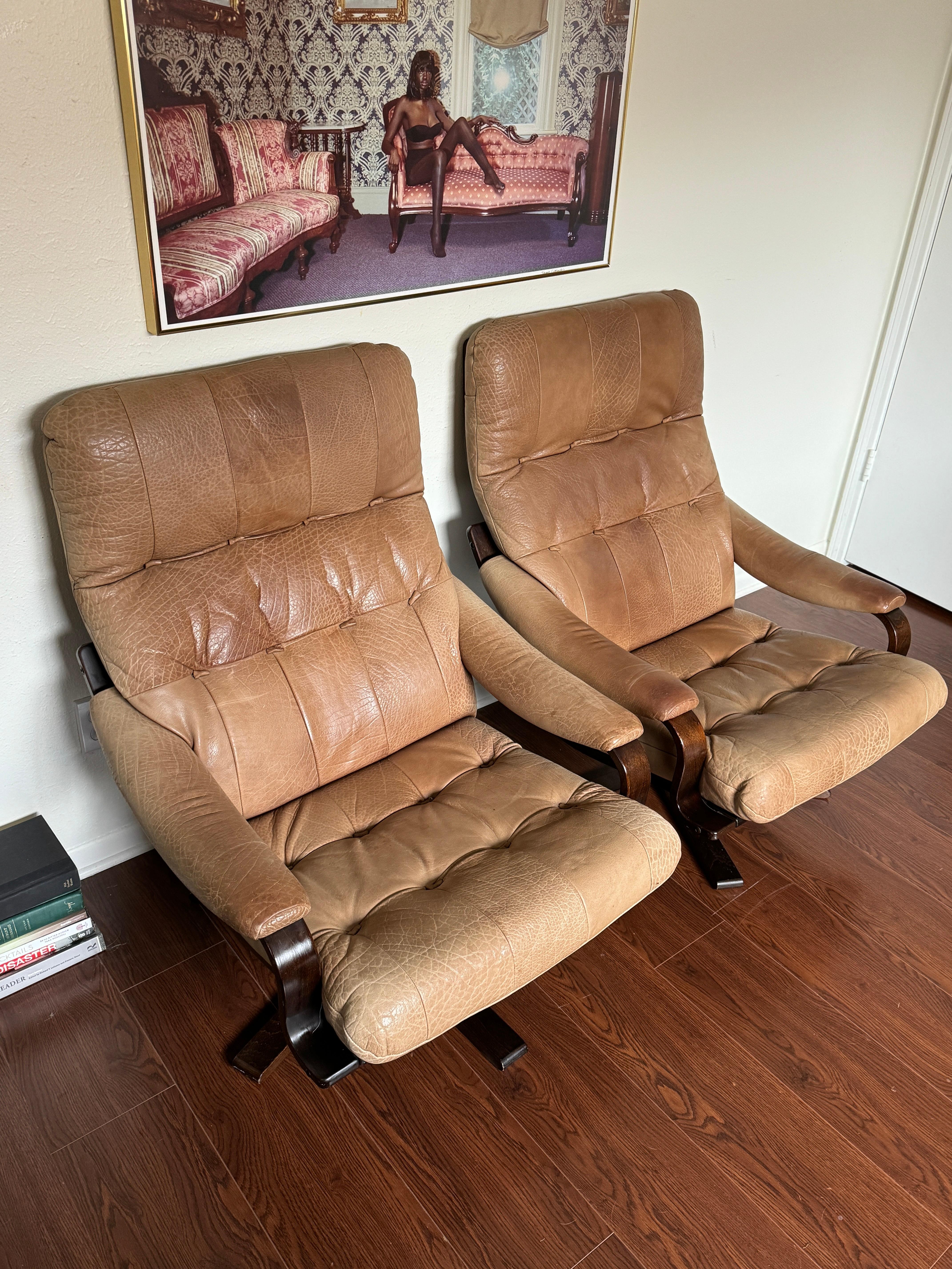 Lovely set of tan leather bentwood lounge chairs, circa 1970s. 9