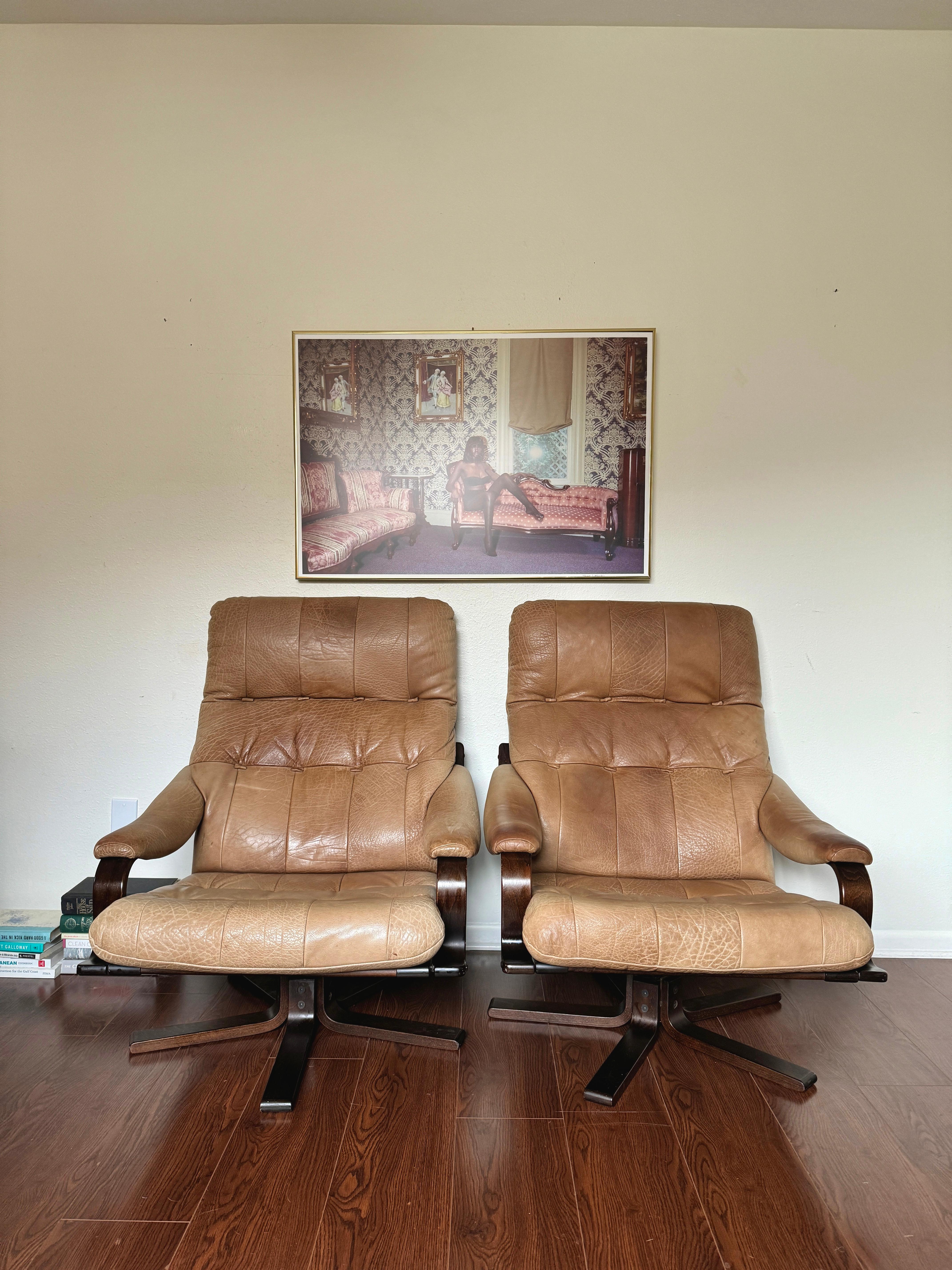 Lovely set of tan leather bentwood lounge chairs, circa 1970s. 10