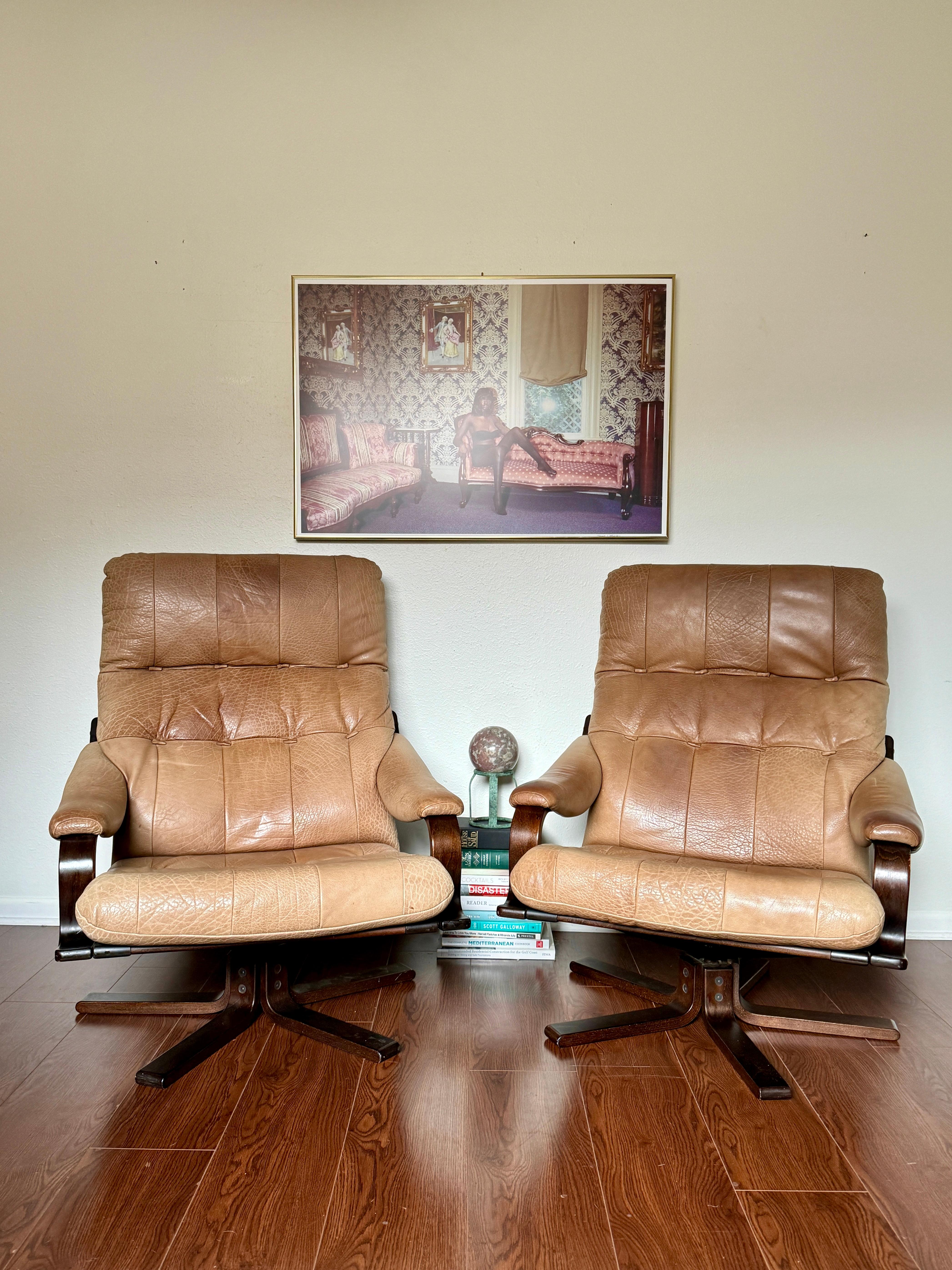 Mid-Century Modern Lovely set of tan leather bentwood lounge chairs, circa 1970s.