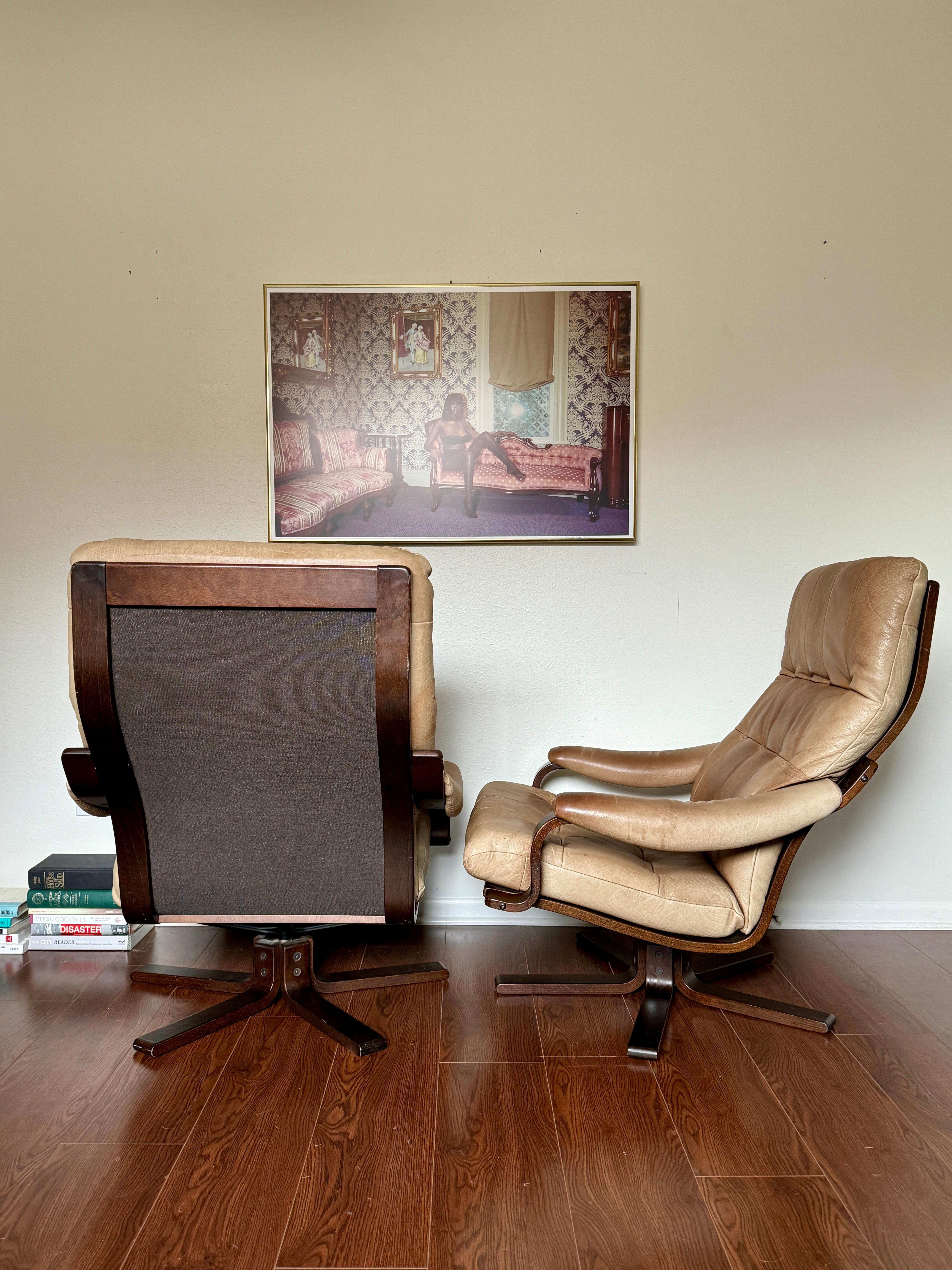 Late 20th Century Lovely set of tan leather bentwood lounge chairs, circa 1970s.