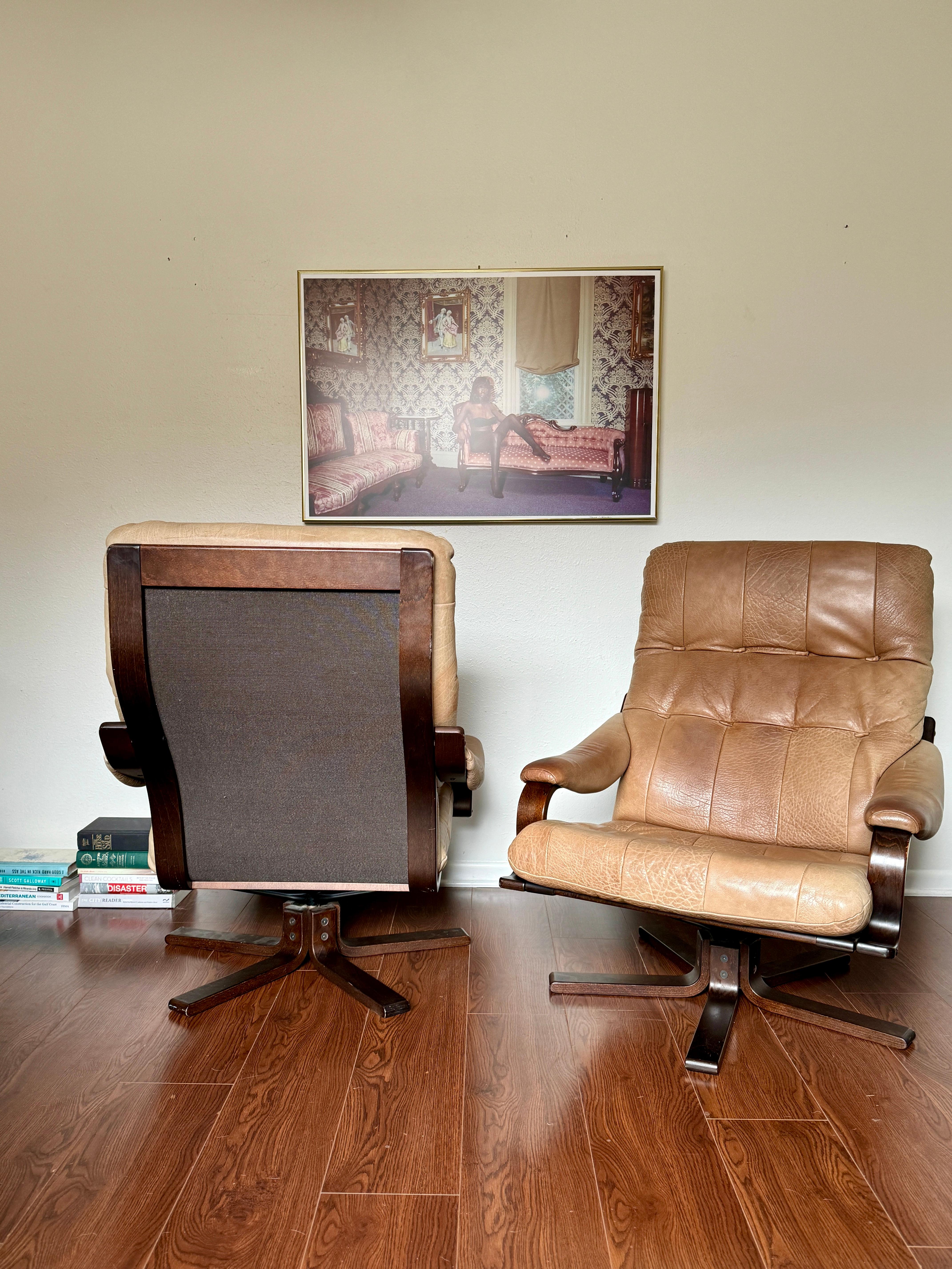 Lovely set of tan leather bentwood lounge chairs, circa 1970s. 1