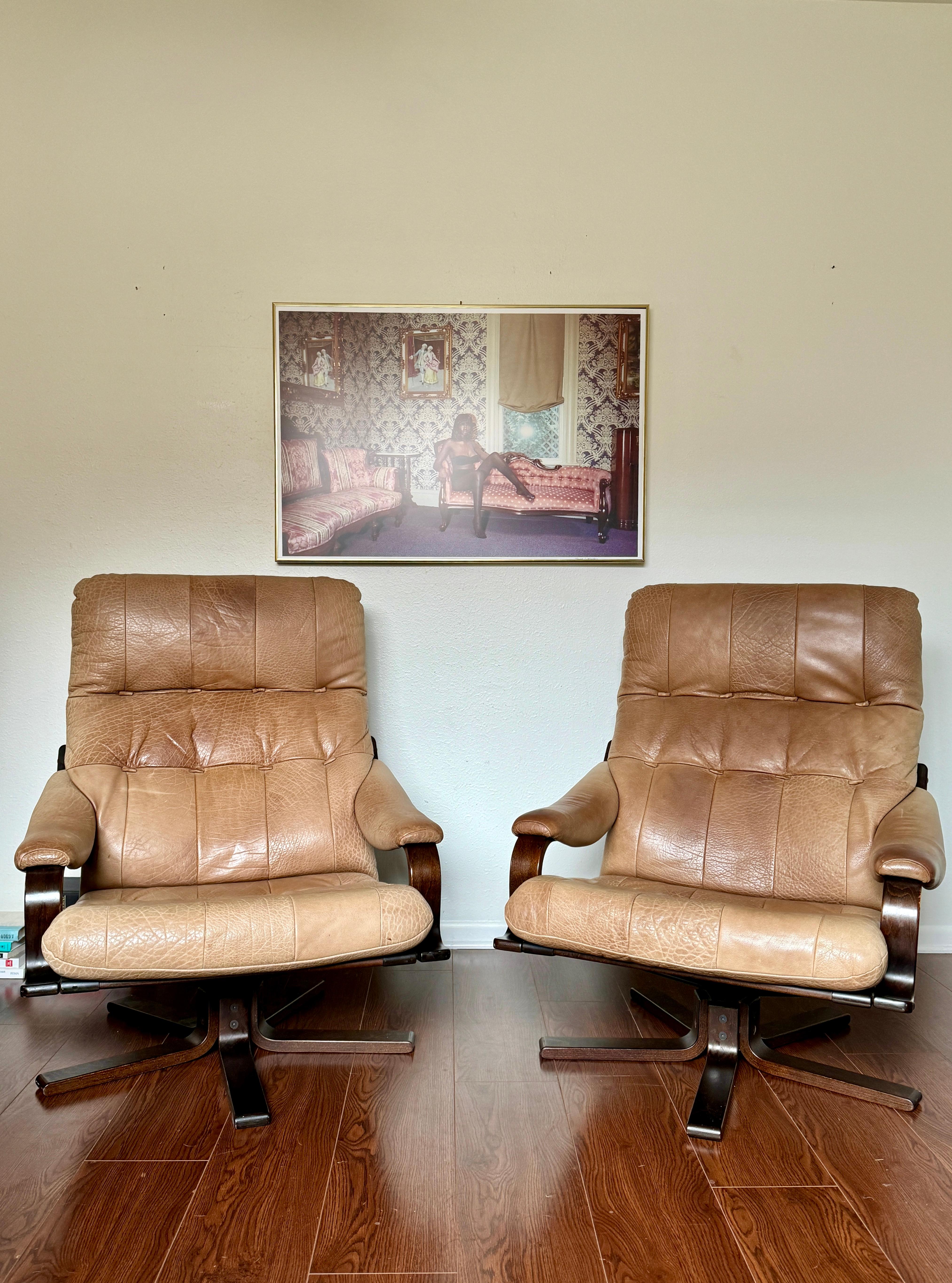 Lovely set of tan leather bentwood lounge chairs, circa 1970s. 2
