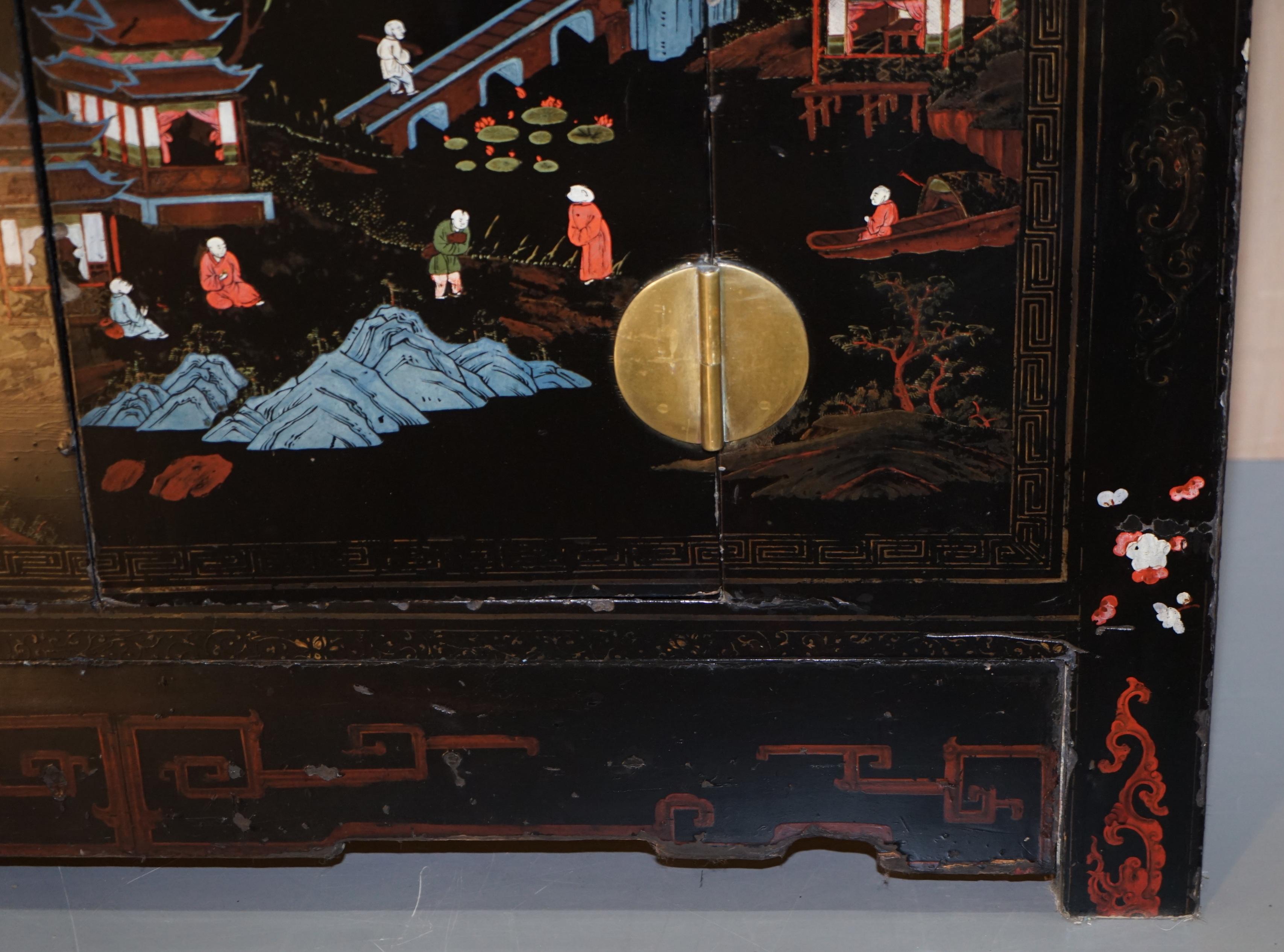 Lovely Shanghai China 1920s Coromandel Polychrome Painted and Lacquered Cabinet 3