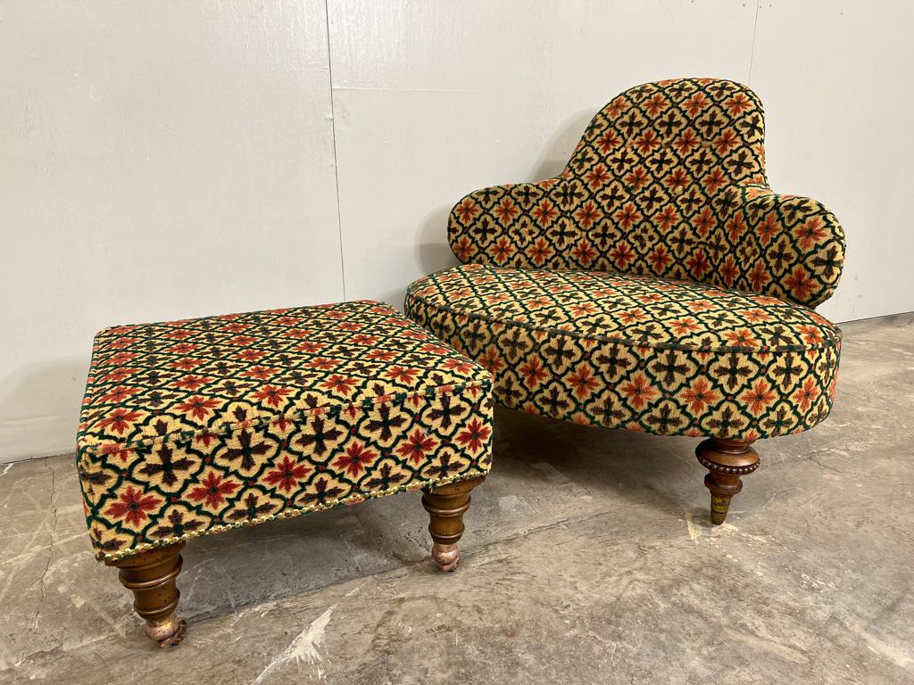 Lovely Shaped English Antique Victorian 'Swan' or 'Spoon' Arm Chair with foot stool

Lovely shaped mahogany Victorian 'Swan' or Spoon' arm chair very unusual shape. upholstered in a light coloured fabric, which is in very good condition, no