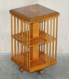 Preciosa mesa auxiliar giratoria de madera de tejo y satén Sheraton Revival