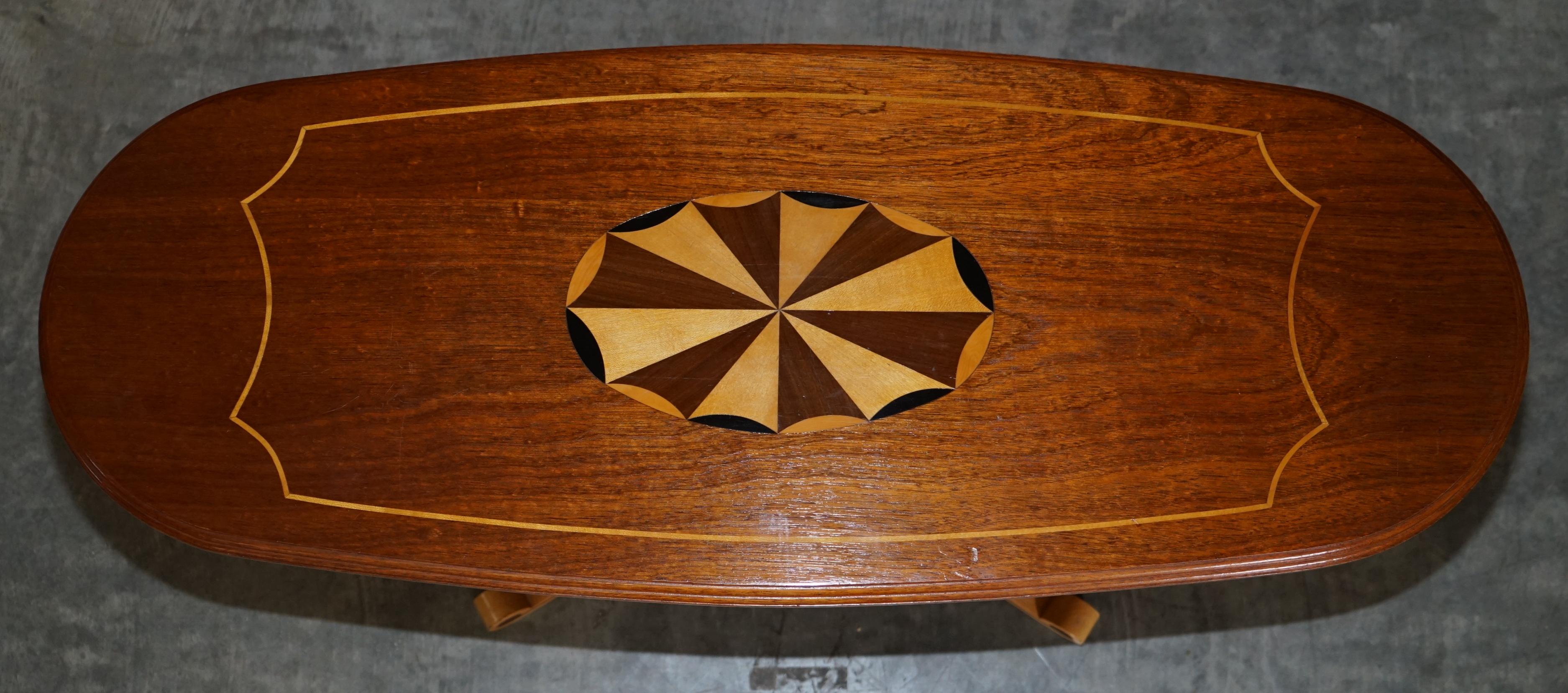 Ovaler Couchtisch aus Ahorn und Hartholz im David Linley-Stil im Sheraton-Revival-Stil (Handgefertigt) im Angebot