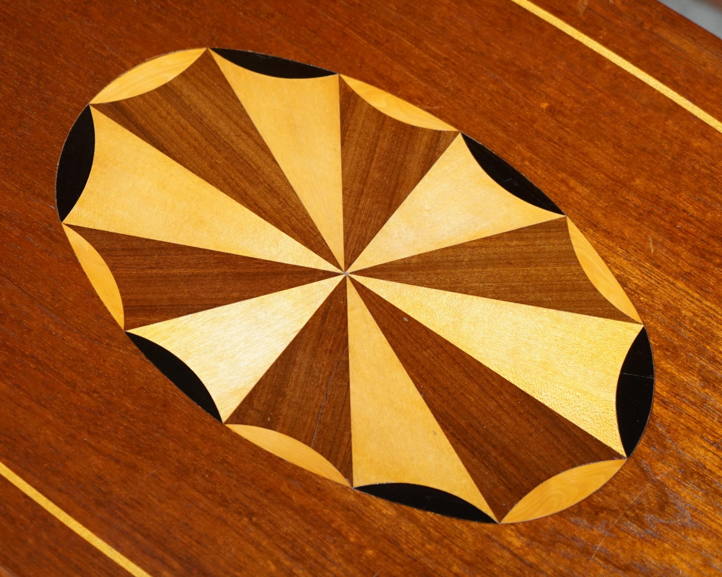 Ovaler Couchtisch aus Ahorn und Hartholz im David Linley-Stil im Sheraton-Revival-Stil (Ahornholz) im Angebot