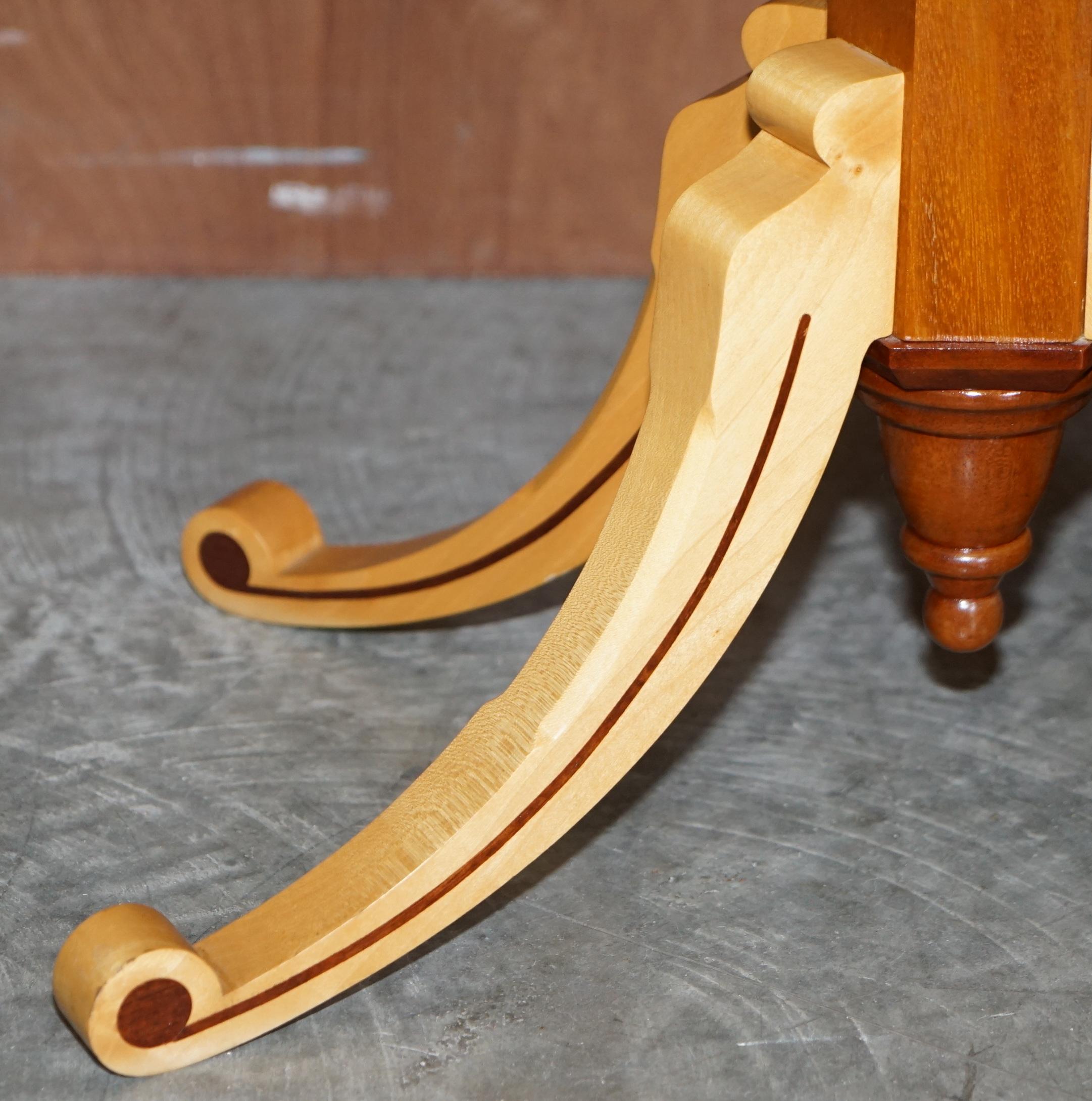 Ovaler Couchtisch aus Ahorn und Hartholz im David Linley-Stil im Sheraton-Revival-Stil im Angebot 3