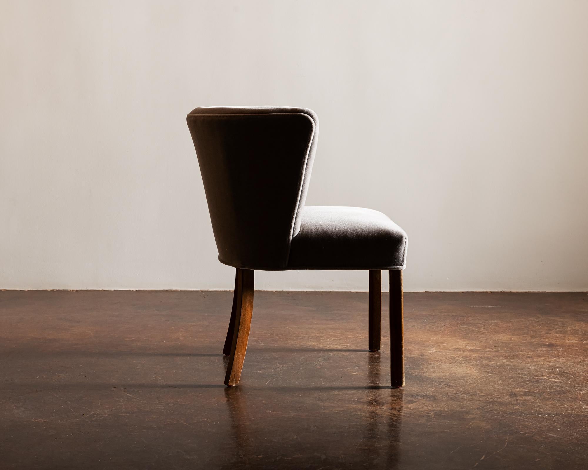 A classic example of 1930s elegant design by Fritz Hansen. Side chair with stained beech legs in new grey mohair velvet.