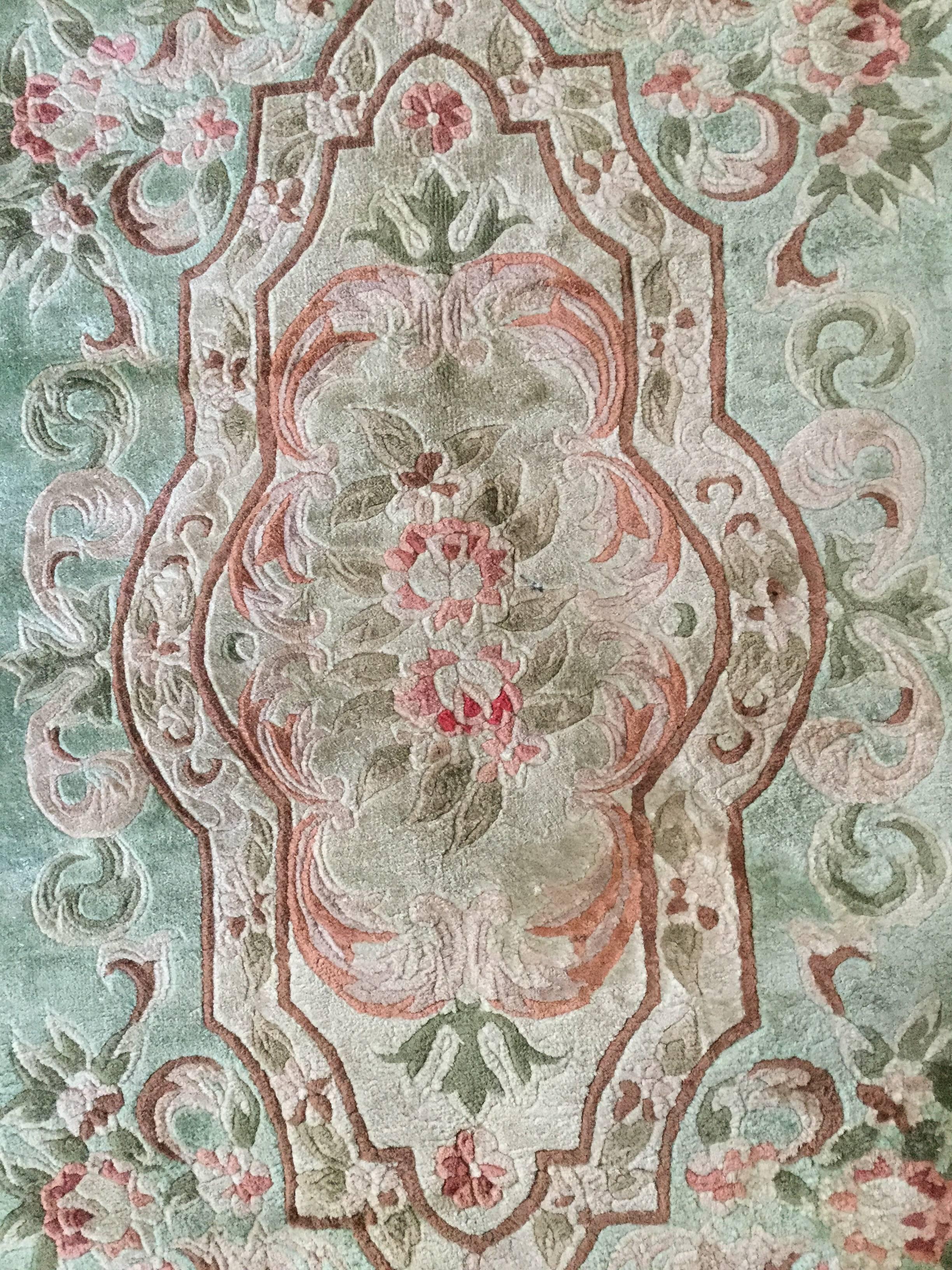 Superbe tapis français en soie tissé à la main de style Aubusson 5 x 8:: avec un médaillon central et une large bordure de fleurs:: de feuilles et de volutes. Les couleurs dominantes sont
vert émeraude:: vert forêt:: de nombreuses nuances de rose et