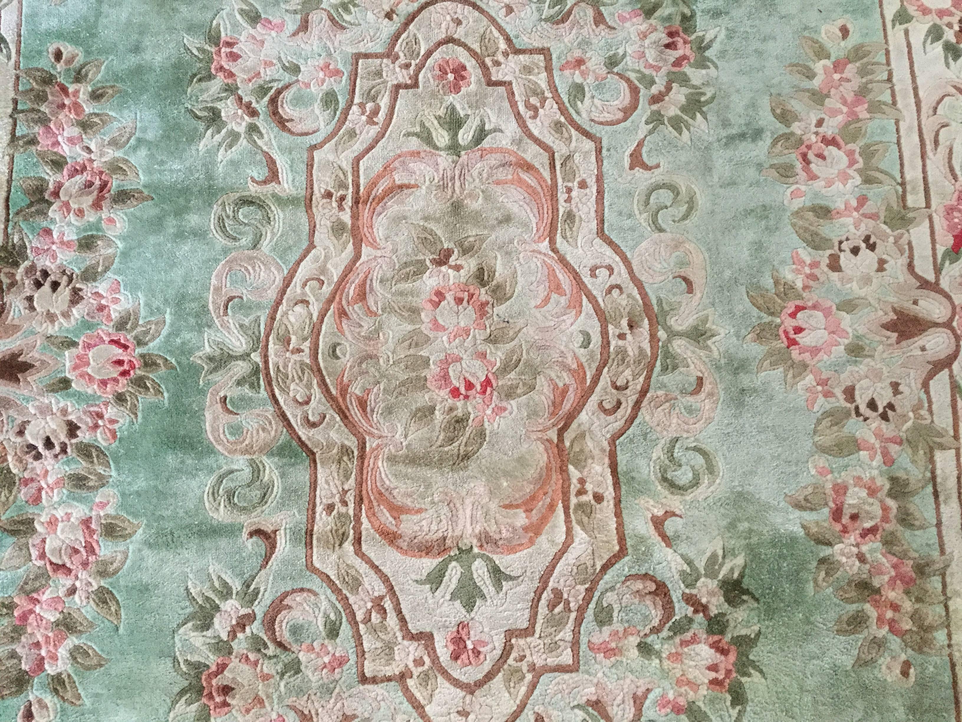Français Joli tapis français en soie de style Aubusson aux couleurs pastel