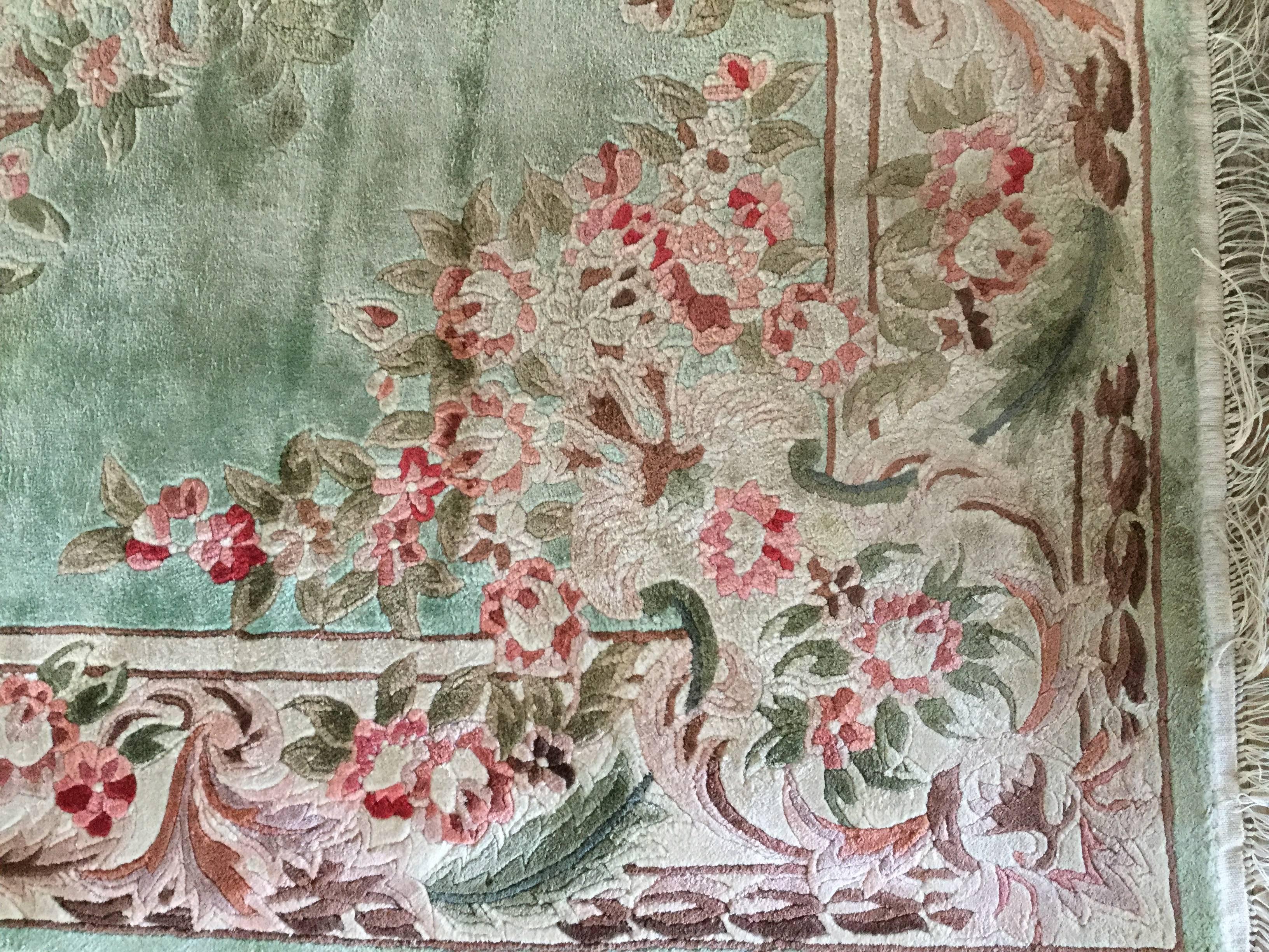 Joli tapis français en soie de style Aubusson aux couleurs pastel Excellent état à Hopewell, NJ