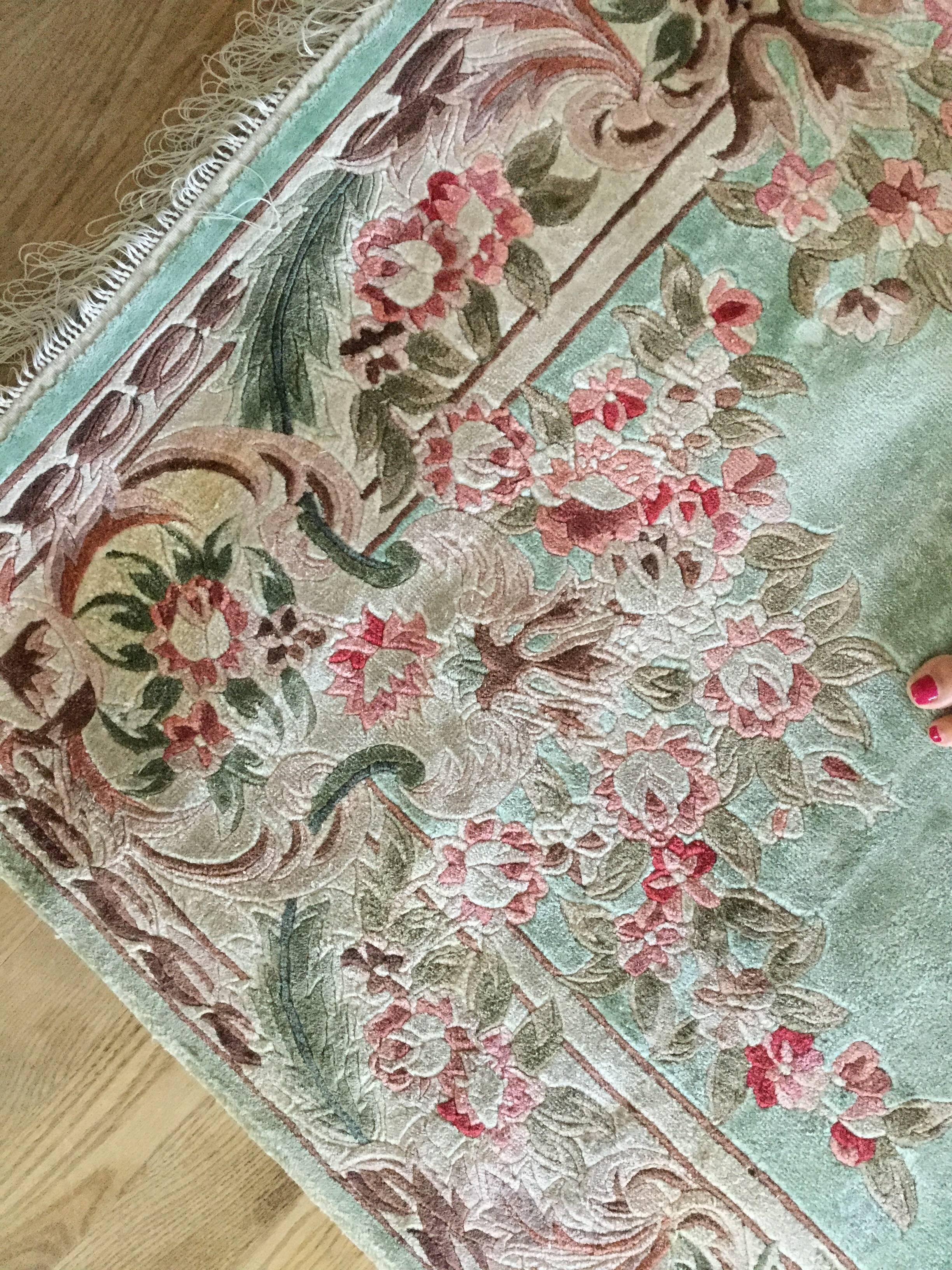 Fin du 20e siècle Joli tapis français en soie de style Aubusson aux couleurs pastel