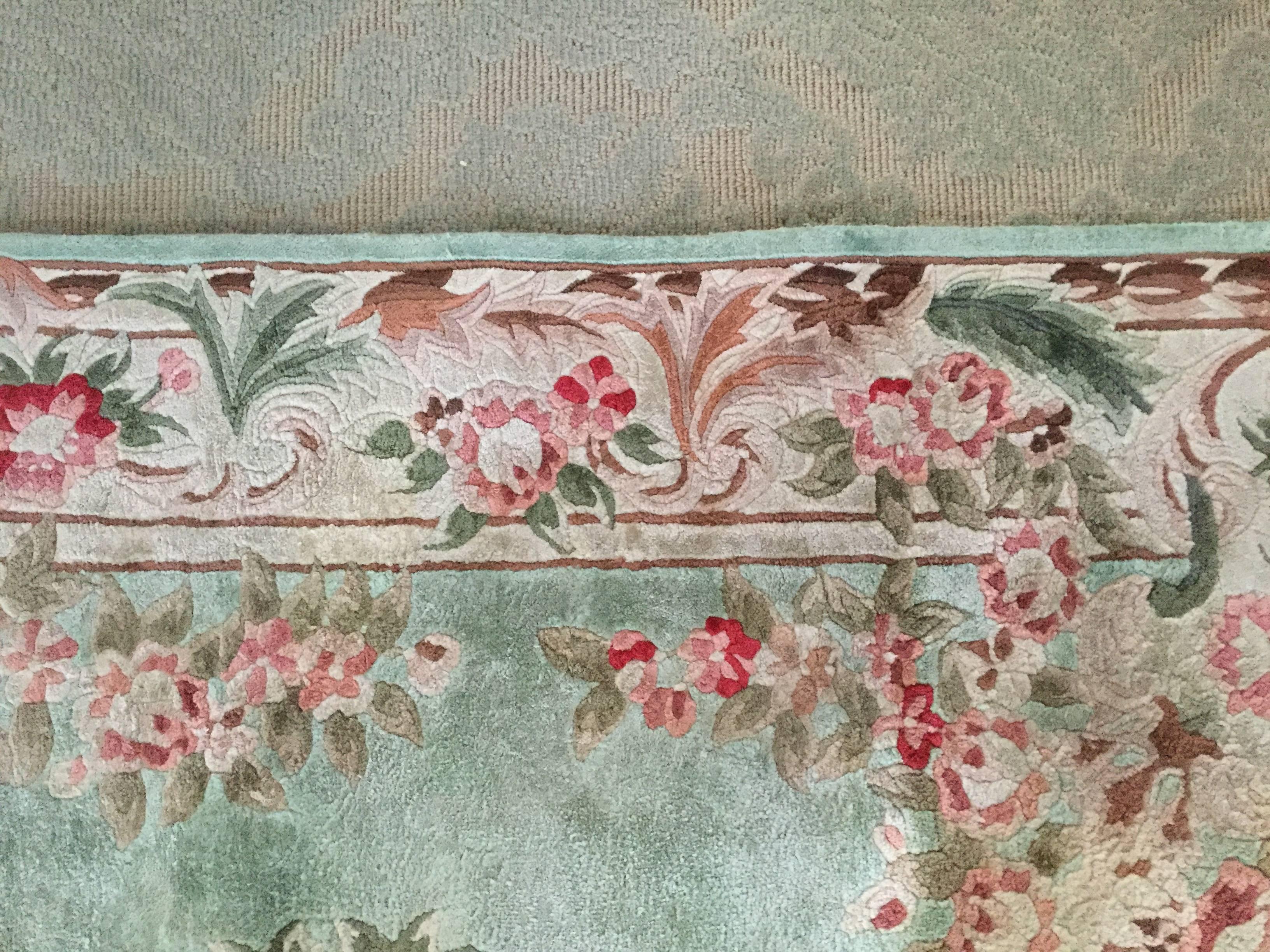Joli tapis français en soie de style Aubusson aux couleurs pastel 1