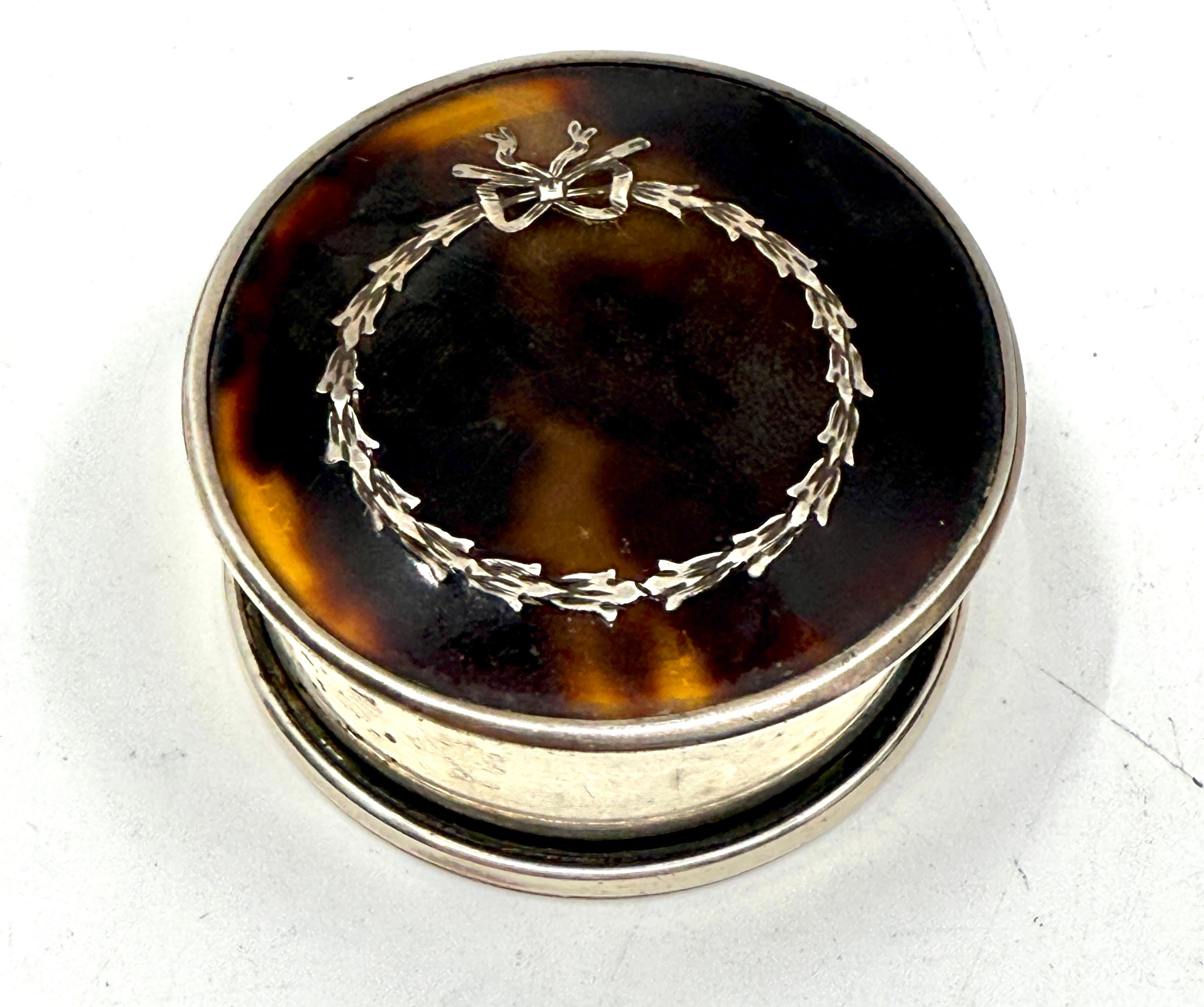 Une belle paire de tabatières ou de boîtes à bibelots en argent de Horn. L'un est poinçonné avec des poinçons anglais Sterling, l'autre je crois est en métal argenté. Je n'arrive pas à distinguer le code de date, mais je ne vois pas la tête de la