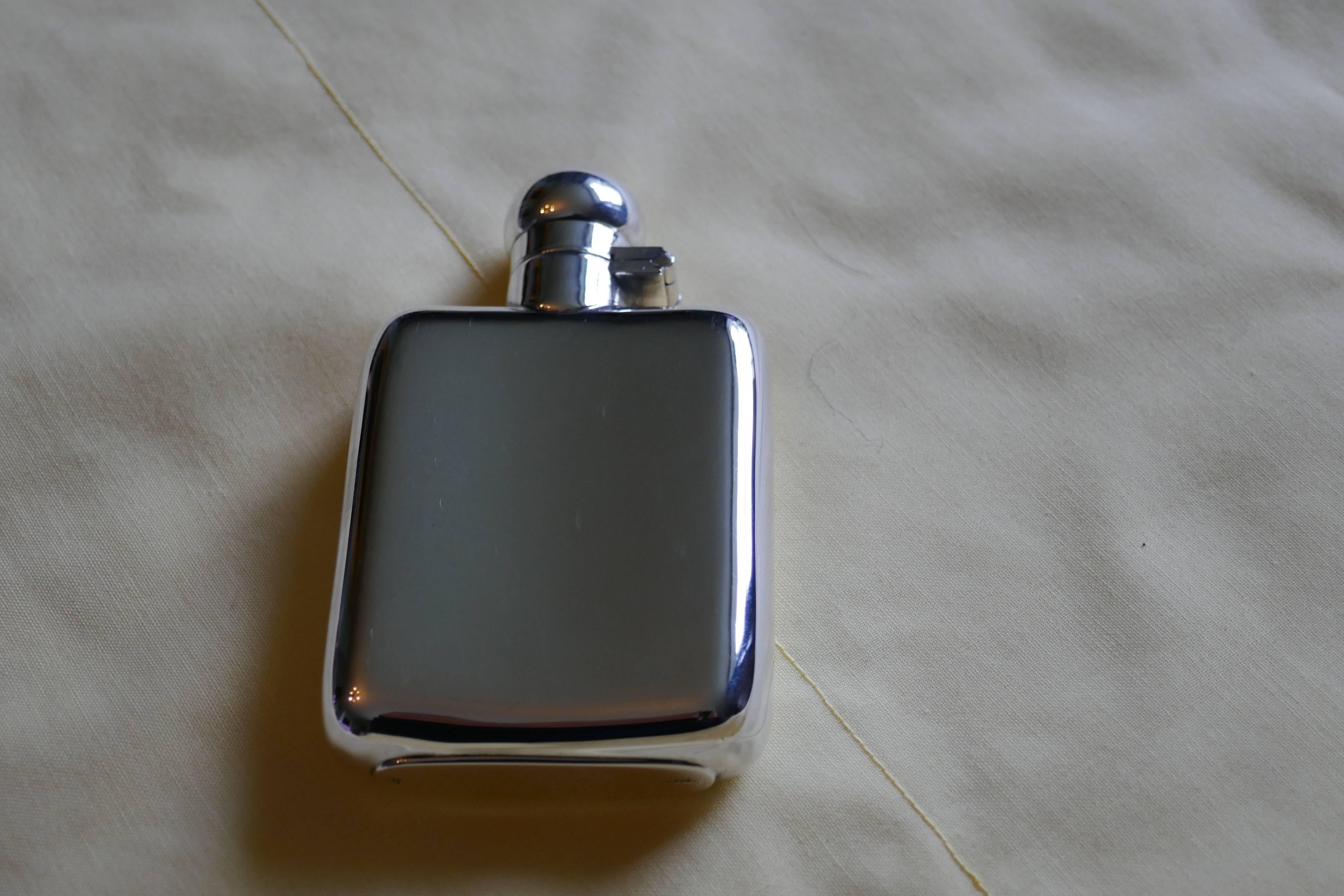 Lovely Silver Hall Marked Flask, James Dixon & sons Date 1922 In Good Condition In Chillerton, Isle of Wight