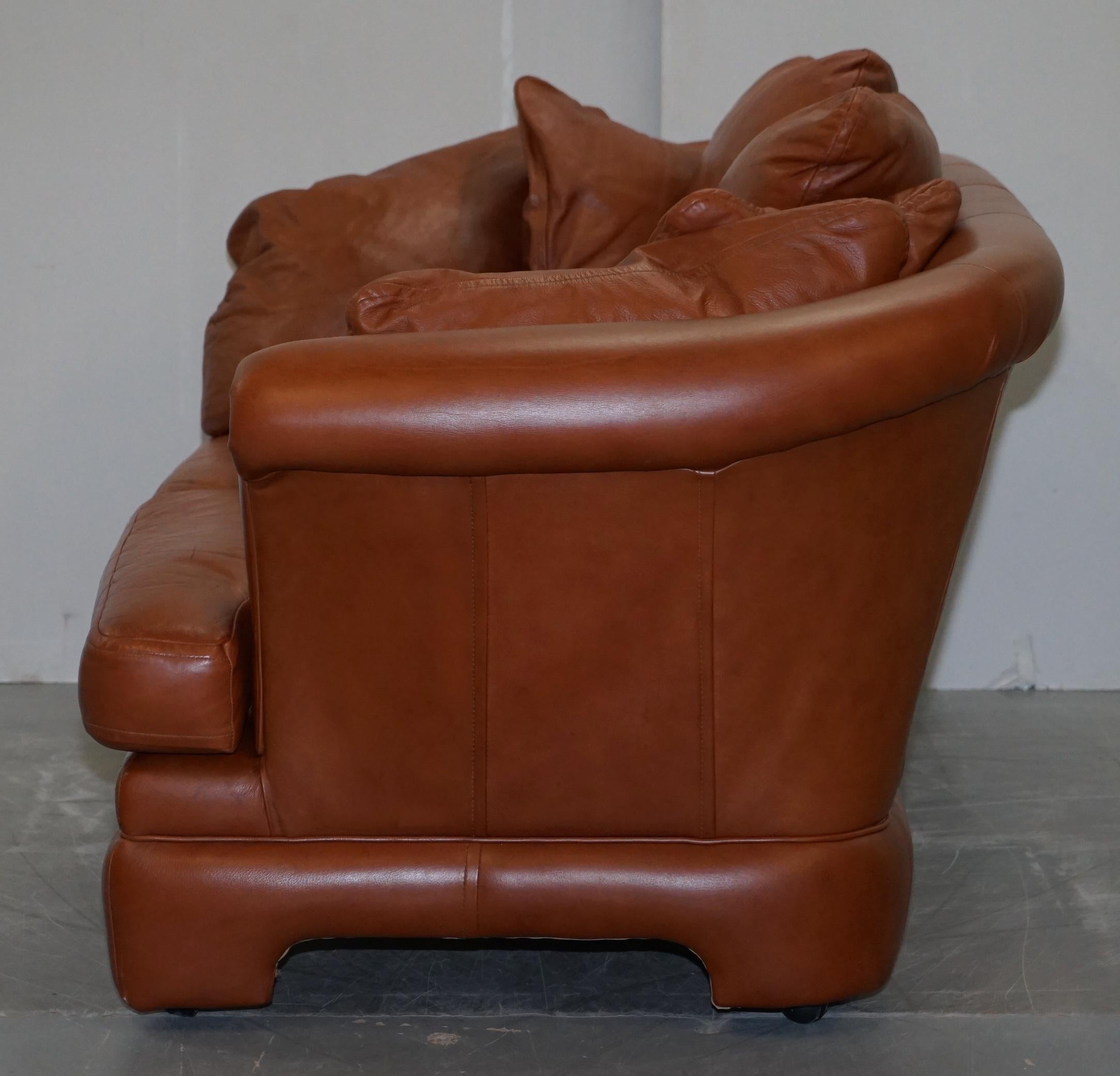 Ravissant petit canapé en cuir brun clair vieilli et ensemble de deux pièces de fauteuils assortis en vente 3