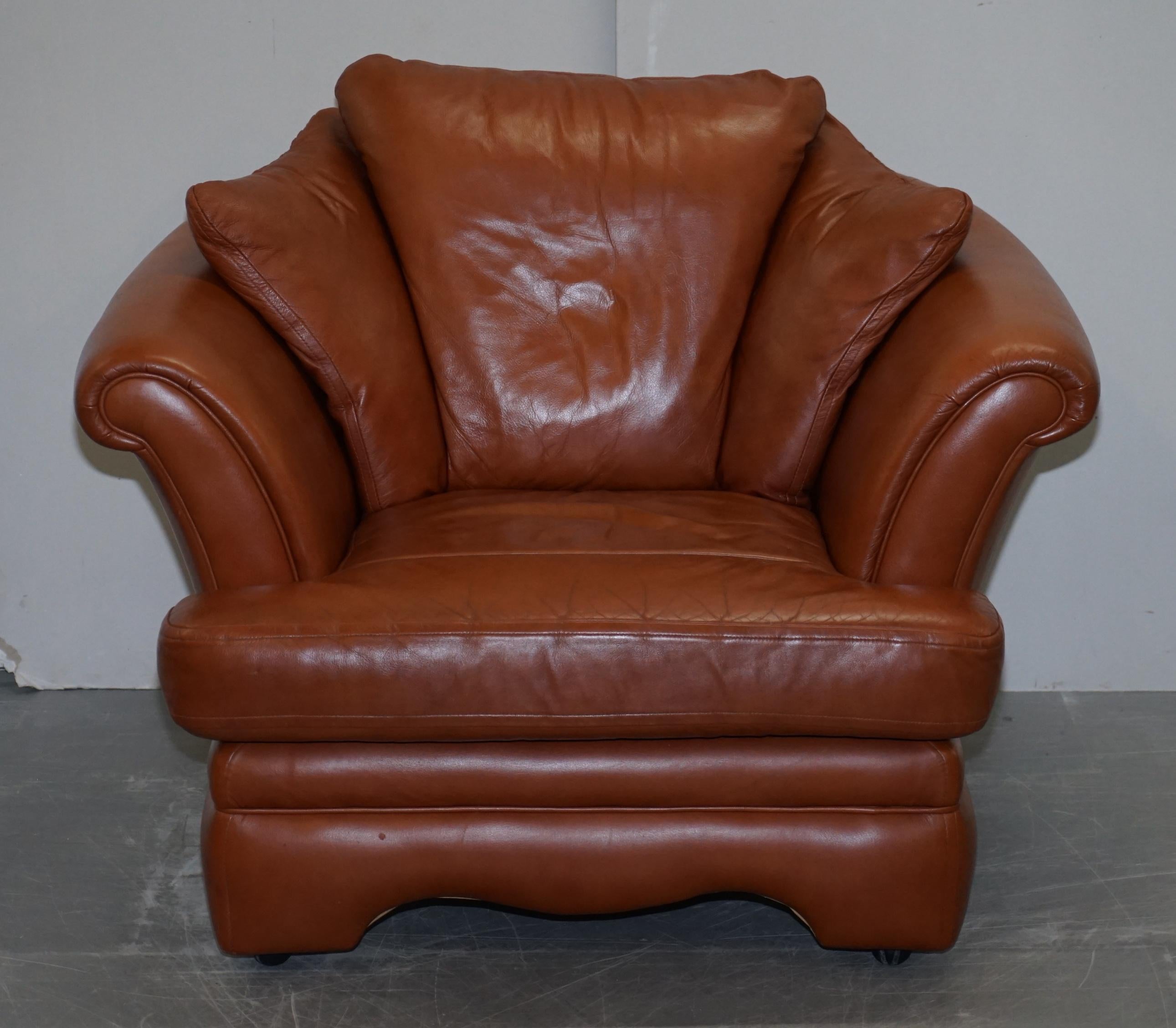 Ravissant petit canapé en cuir brun clair vieilli et ensemble de deux pièces de fauteuils assortis en vente 5