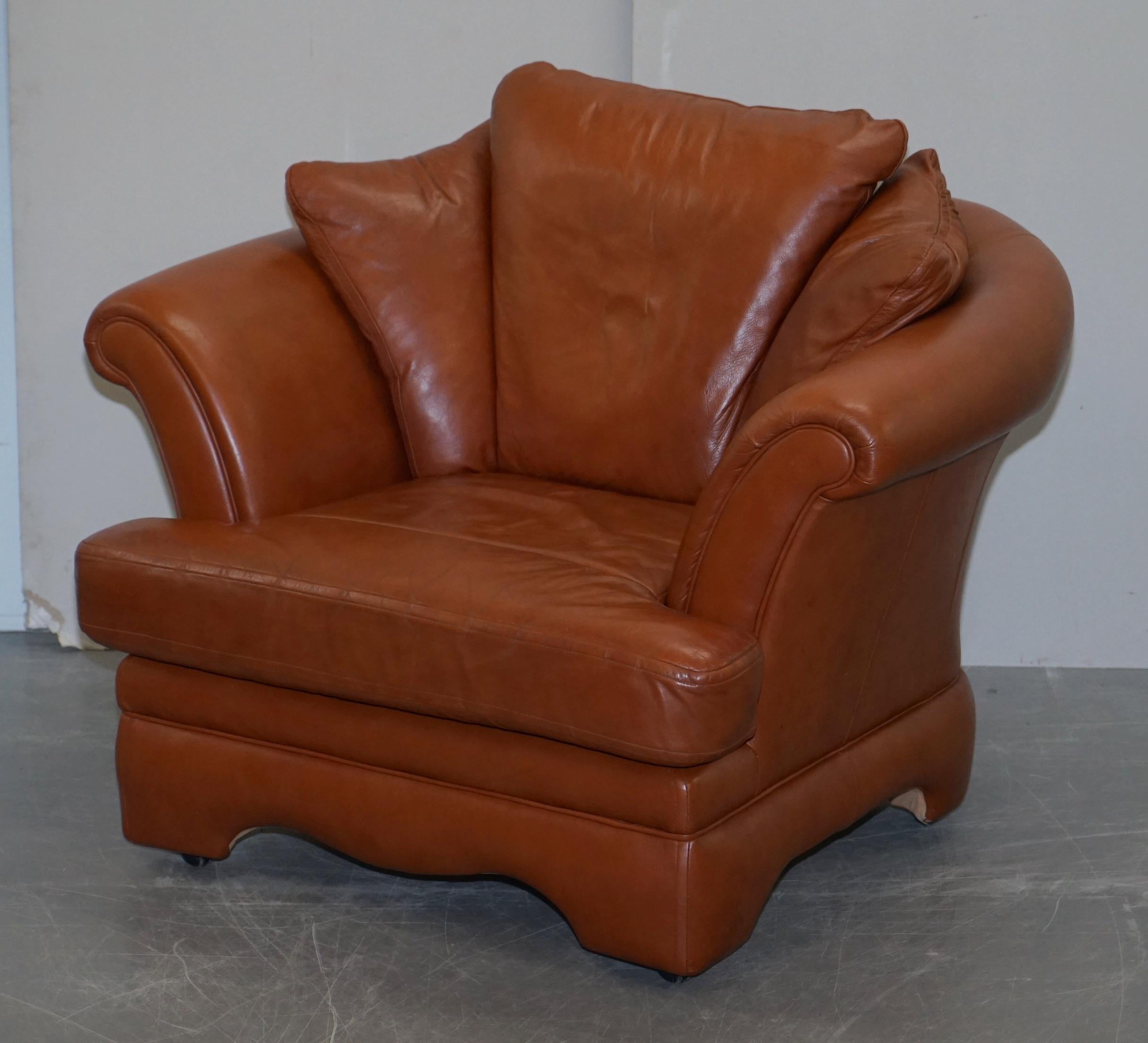 Ravissant petit canapé en cuir brun clair vieilli et ensemble de deux pièces de fauteuils assortis en vente 6