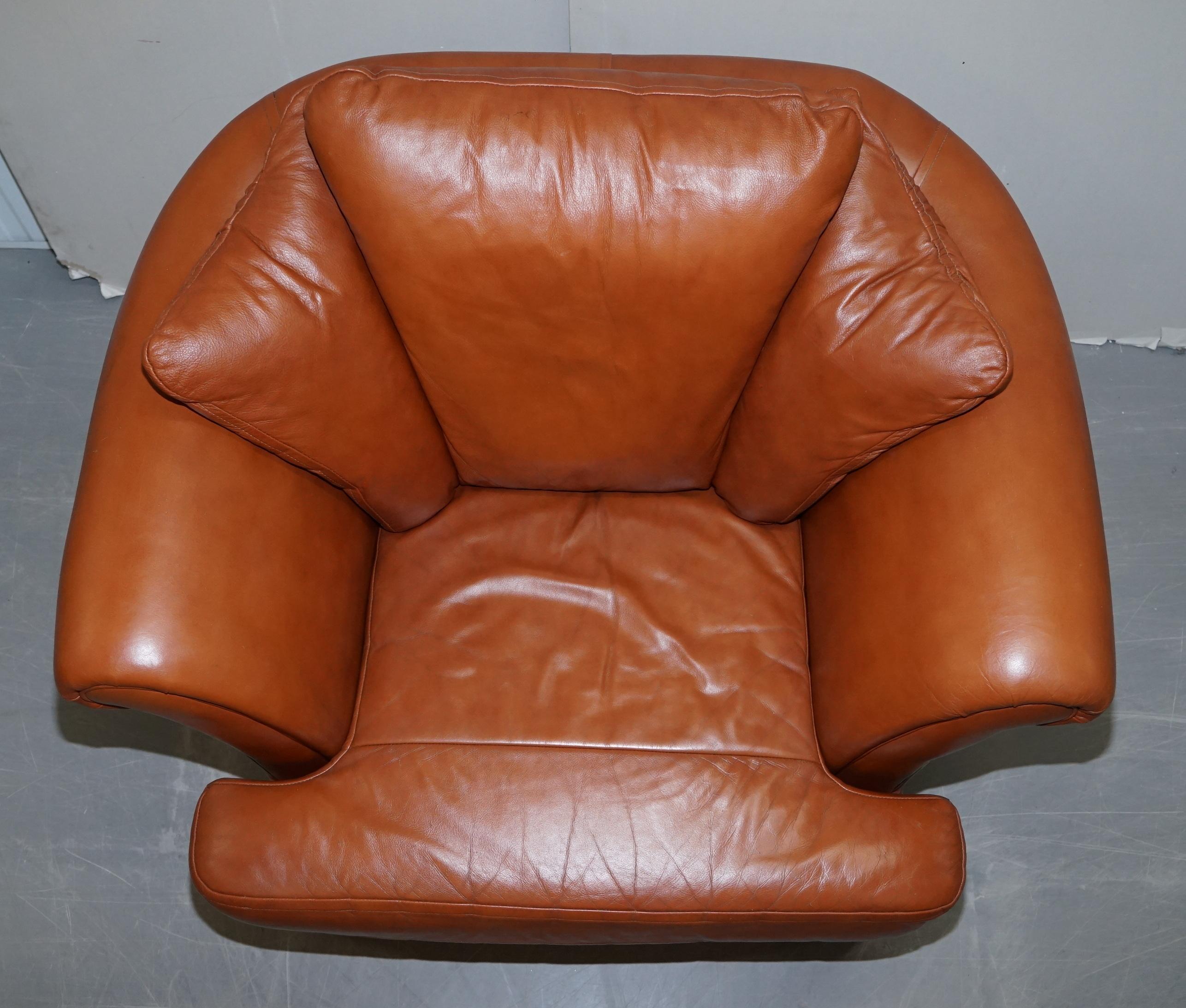 Ravissant petit canapé en cuir brun clair vieilli et ensemble de deux pièces de fauteuils assortis en vente 7