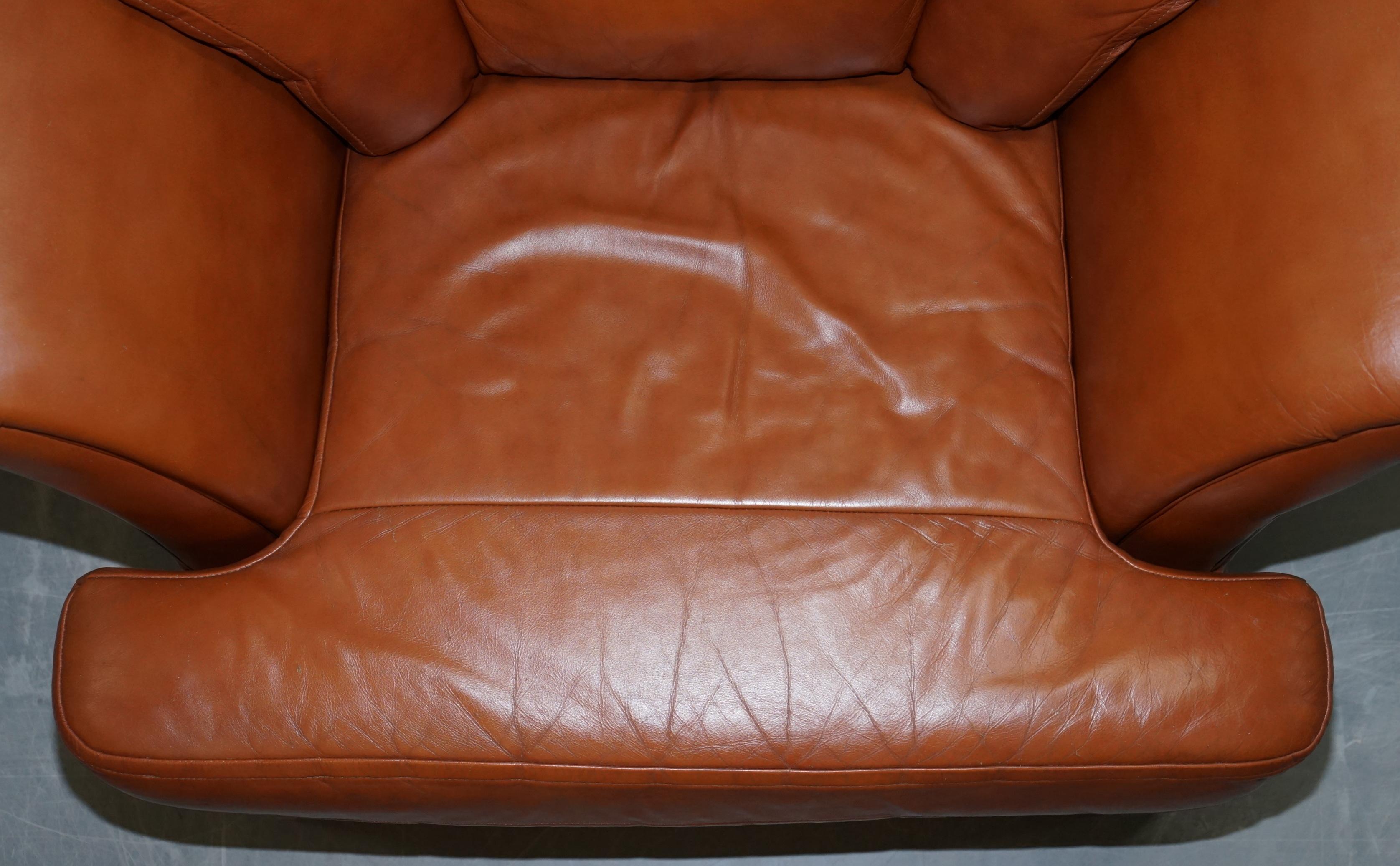 Ravissant petit canapé en cuir brun clair vieilli et ensemble de deux pièces de fauteuils assortis en vente 8