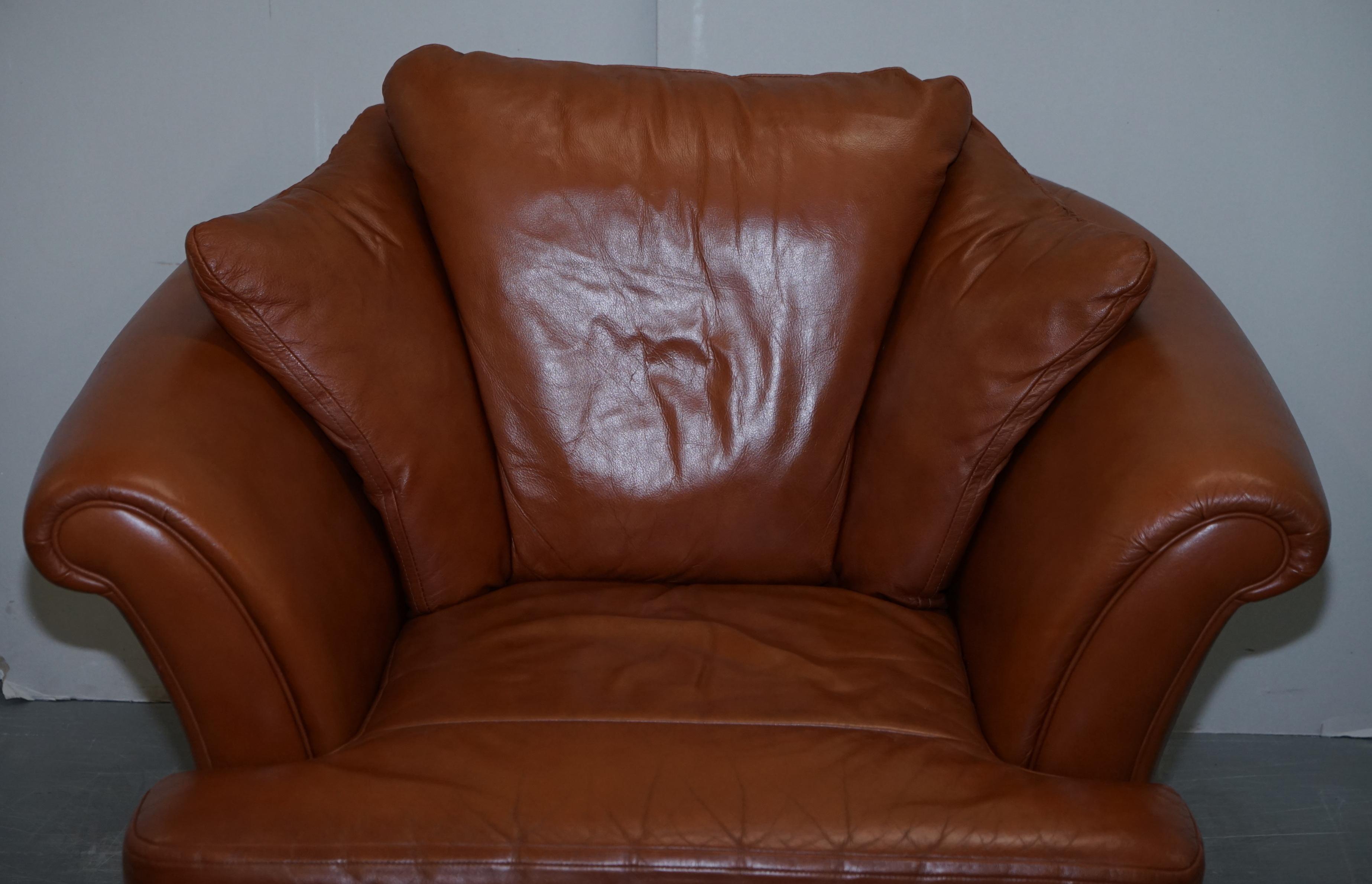 Ravissant petit canapé en cuir brun clair vieilli et ensemble de deux pièces de fauteuils assortis en vente 9
